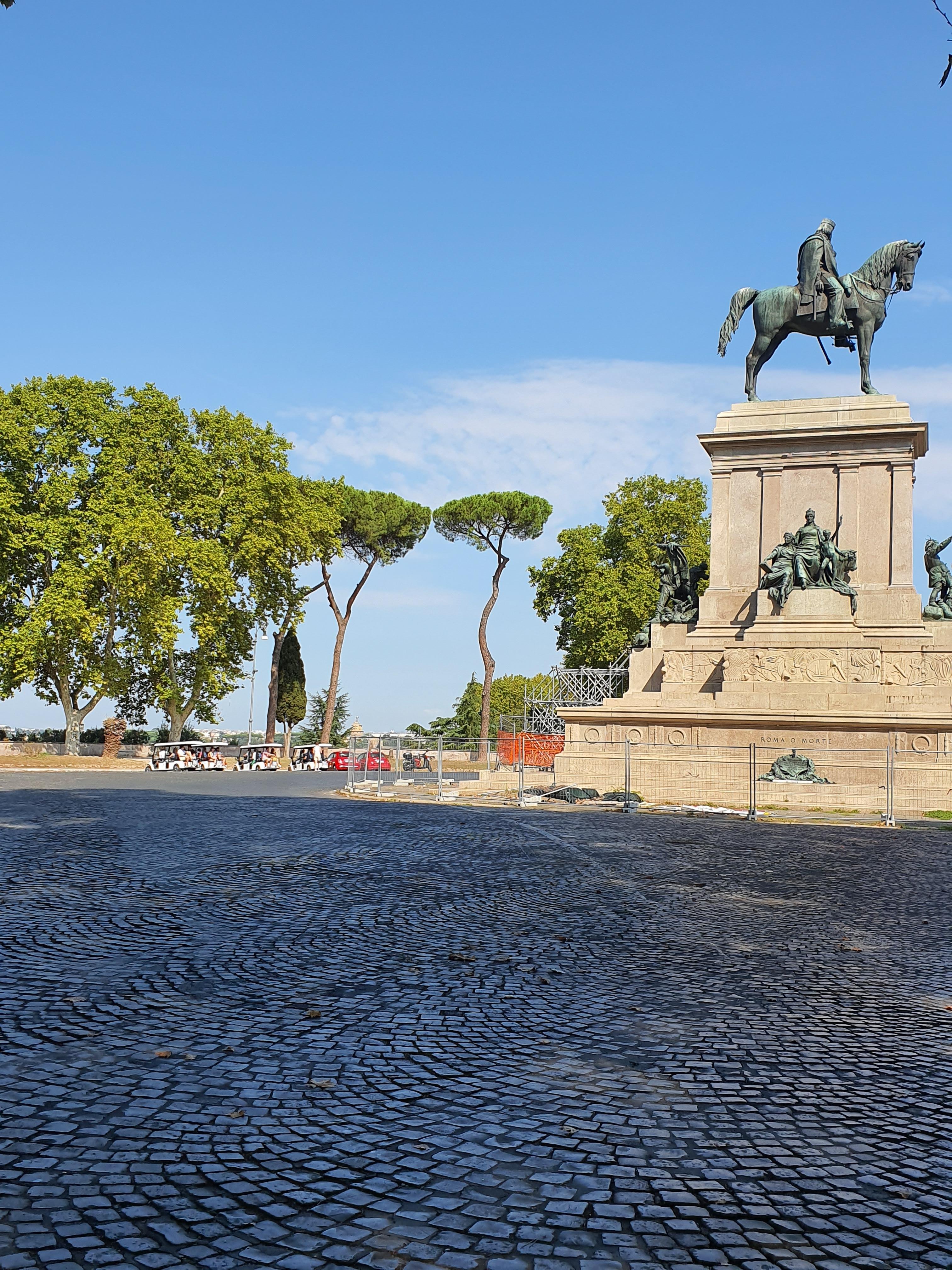 Rome Highlights Golf Cart Tour with Pizza & Gelato