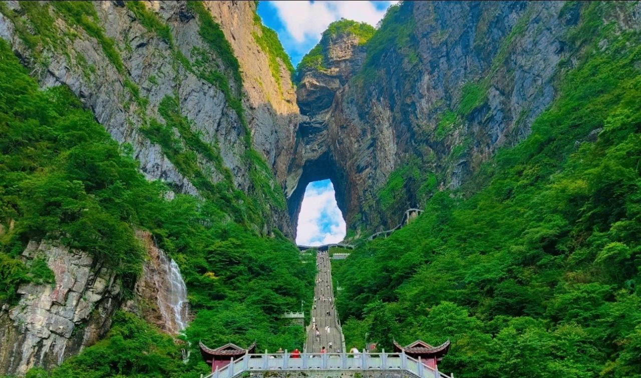 Zhangjiajie 3-Day Small-Group Tour: Forest Park, Tianmen Mountain & Glass Bridge