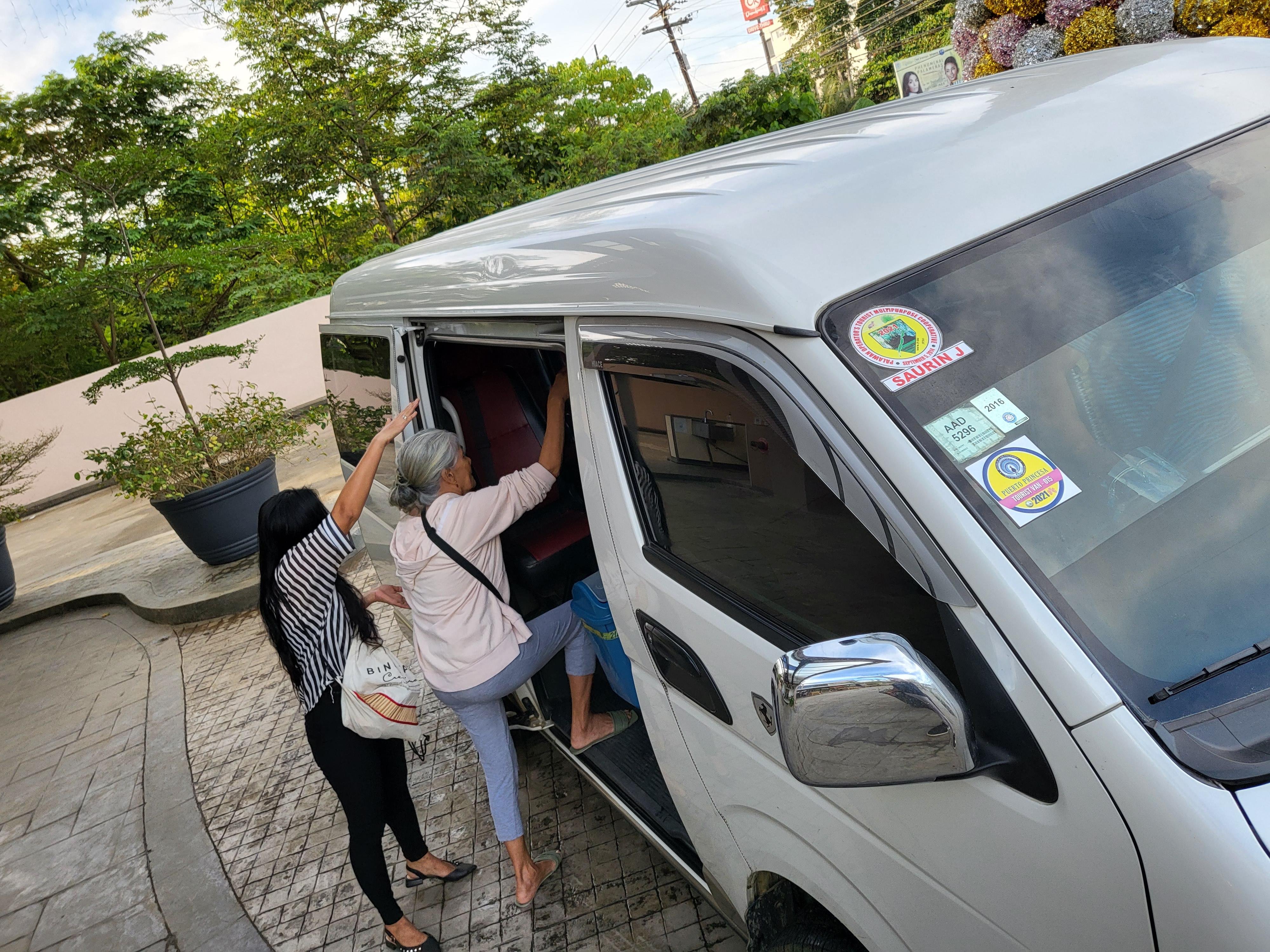 Private Van Transfer: El Nido to Puerto Princesa