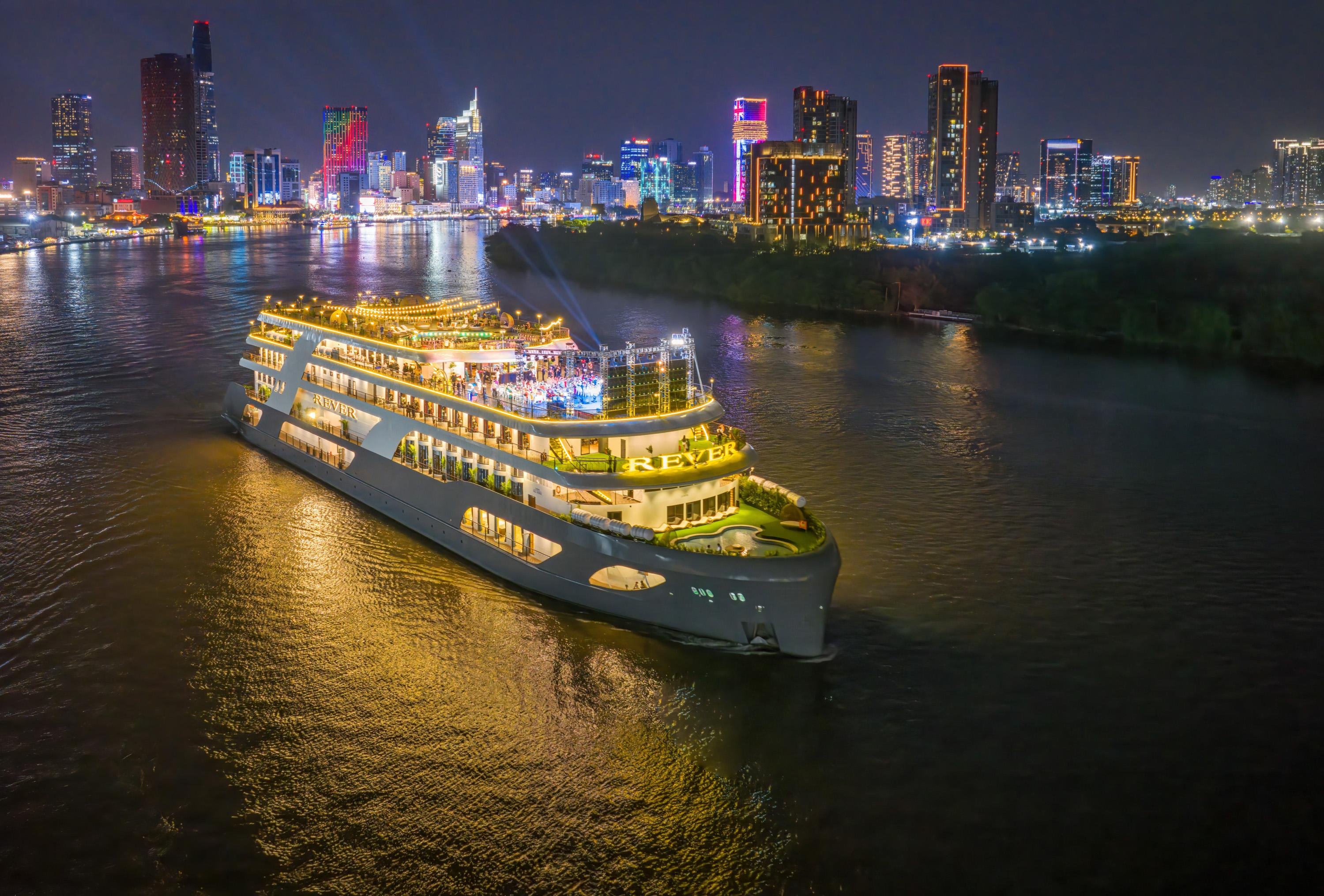 Rever Cruise: Refined Dining on Saigon River