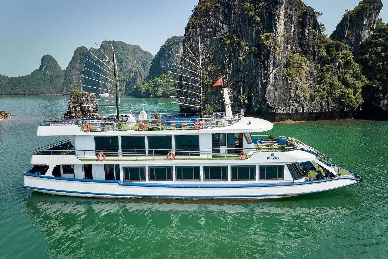 Private Ha Long Bay Luxury Cruise & Cave Tour from Hanoi