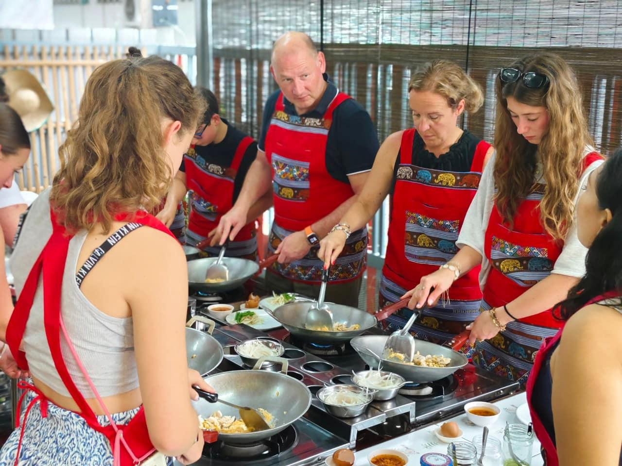 Chiang Mai: Traditional Thai Cooking Class with Market Tour