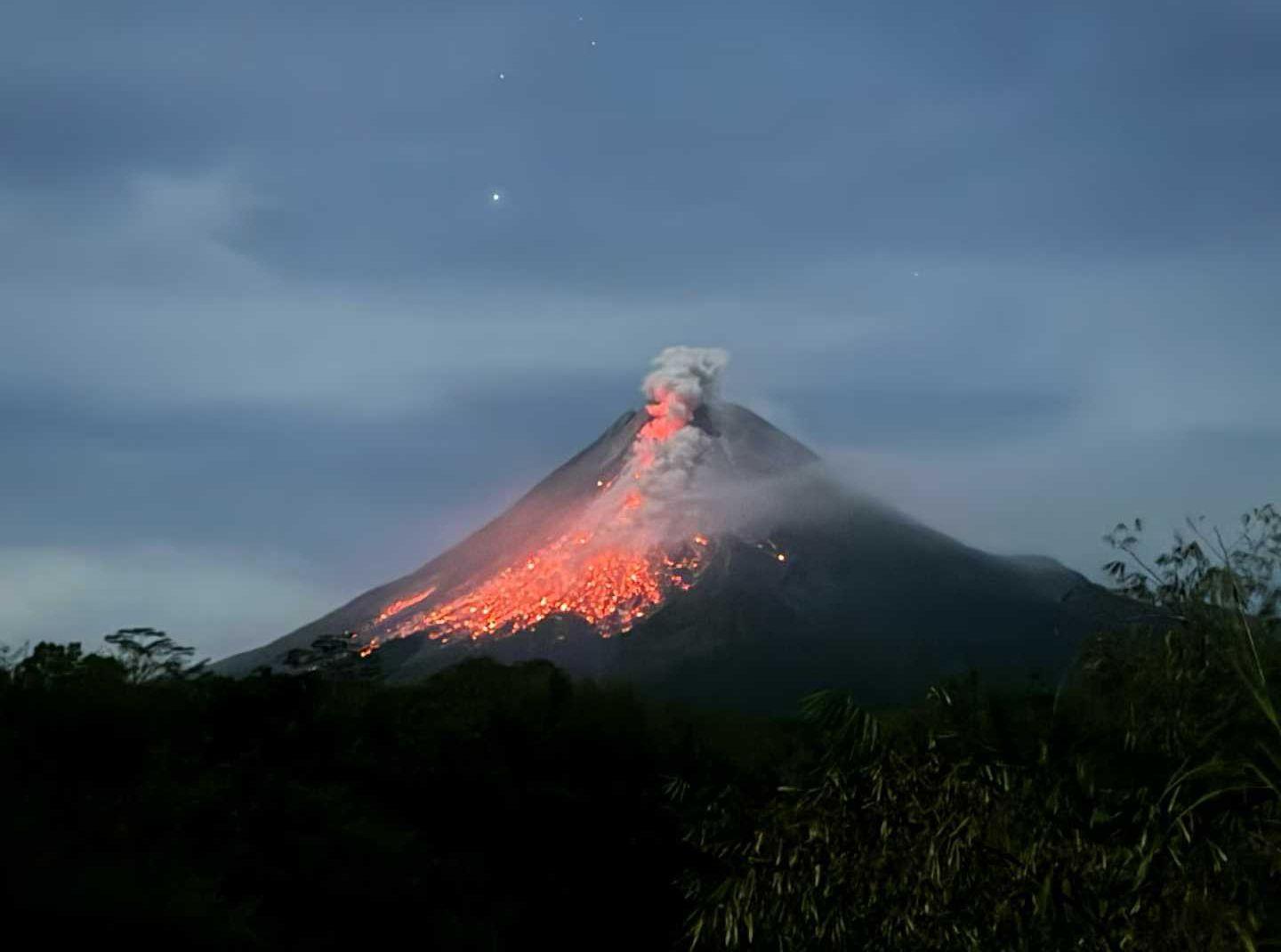 Yogyakarta: Mount Merapi Lava Fields & Borobudur Sunrise Tour