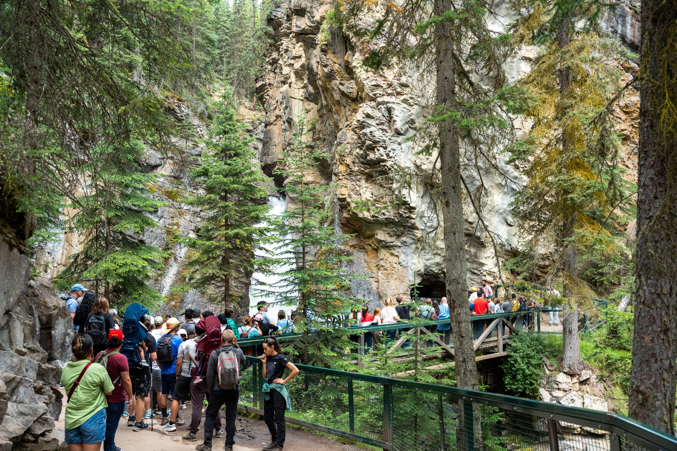 Lakes Moraine, Louise, Emerald, Johnston Canyon & Yoho Tour