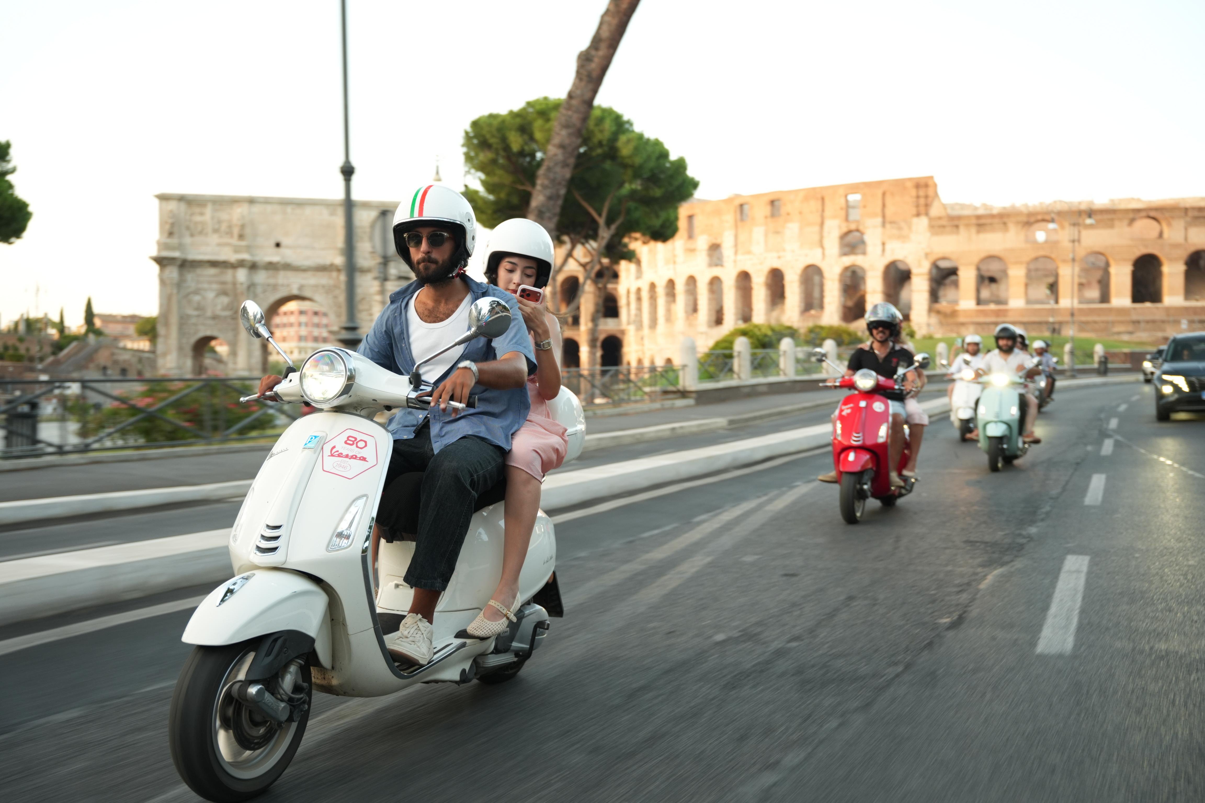 Rome vespa photo tour photoshoot passenger city backdrops — image 21