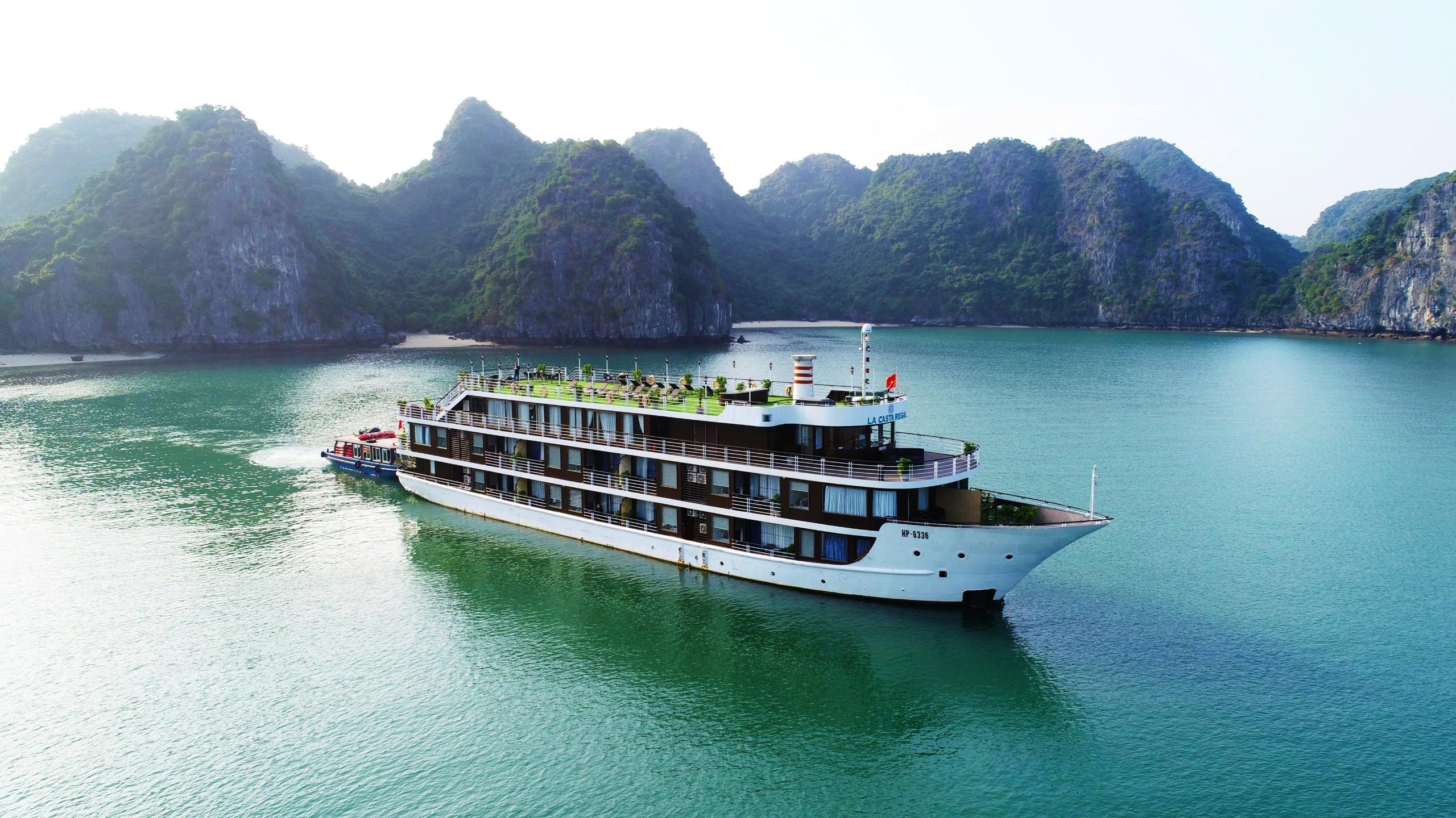Hanoi: 2-Day Lan Ha & Halong Bay 5-Star Cruise with Private Balcony