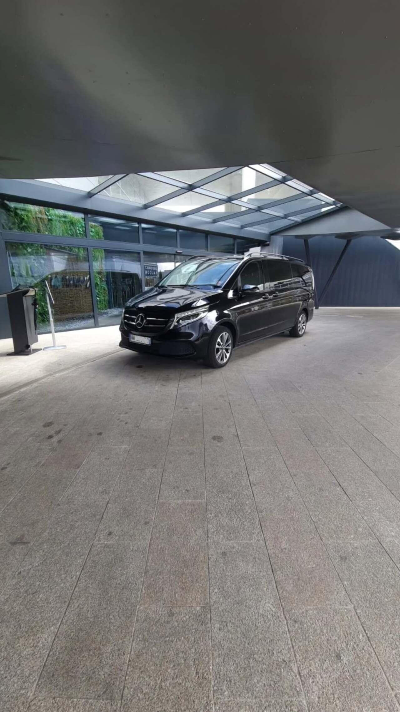 Private Airport Transfer: Orly to Disneyland Paris
