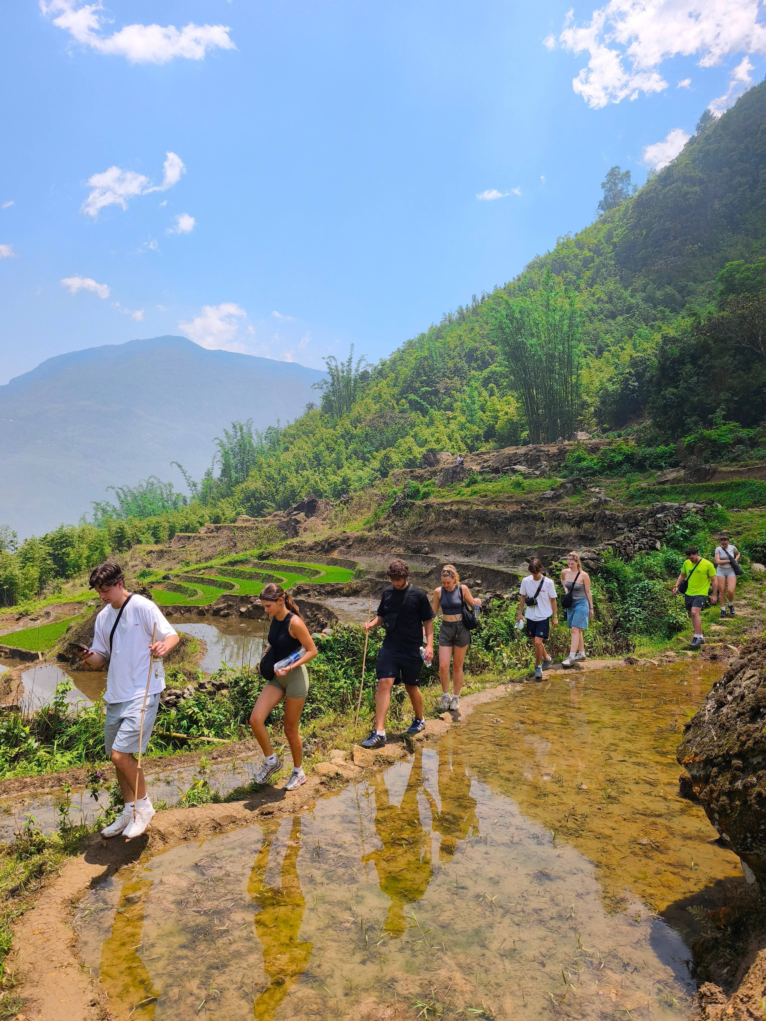 SAPA: 2 DAYS Walking & 1 night at Homestay with LOCAL GUIDE
