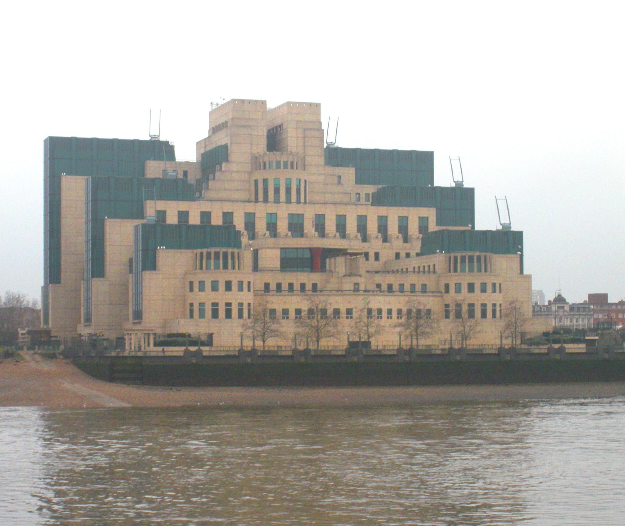 London: James Bond Shooting Locations Tour by Black Taxi