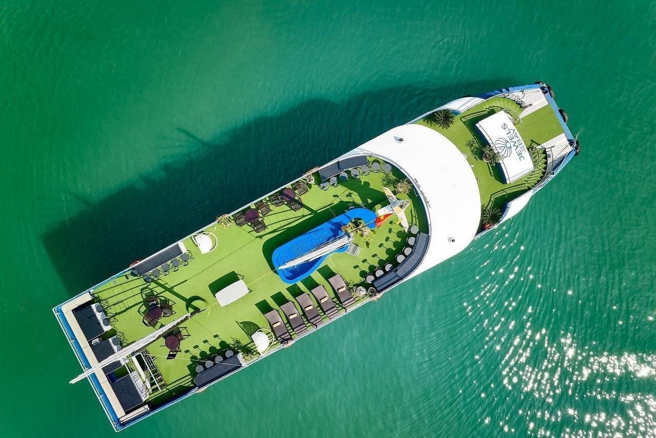 Private Ha Long Bay Luxury Cruise & Cave Tour from Hanoi