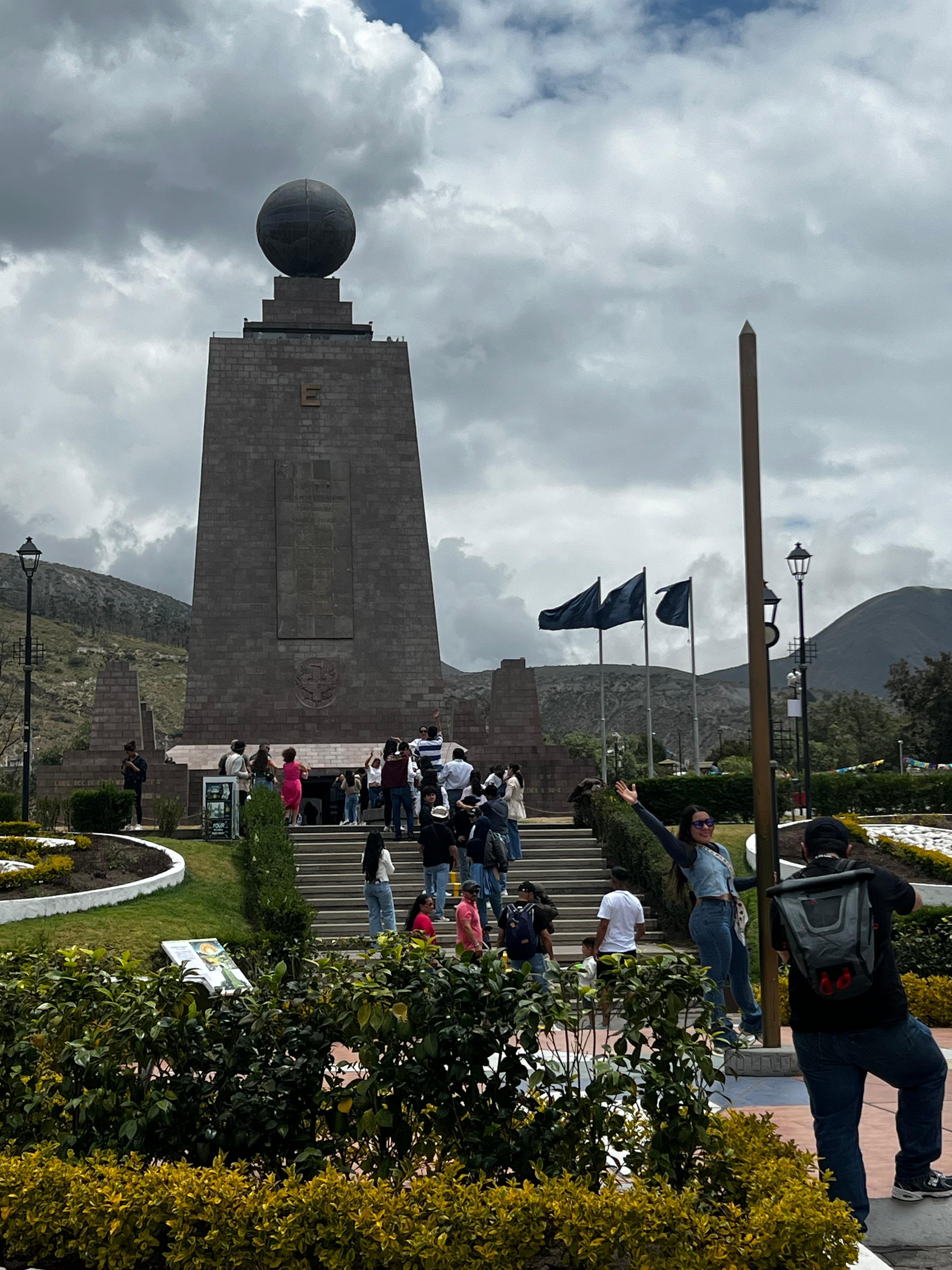 Quito: Mitad del Mundo, Intiñan Museum & Pululahua Crater Day Tour