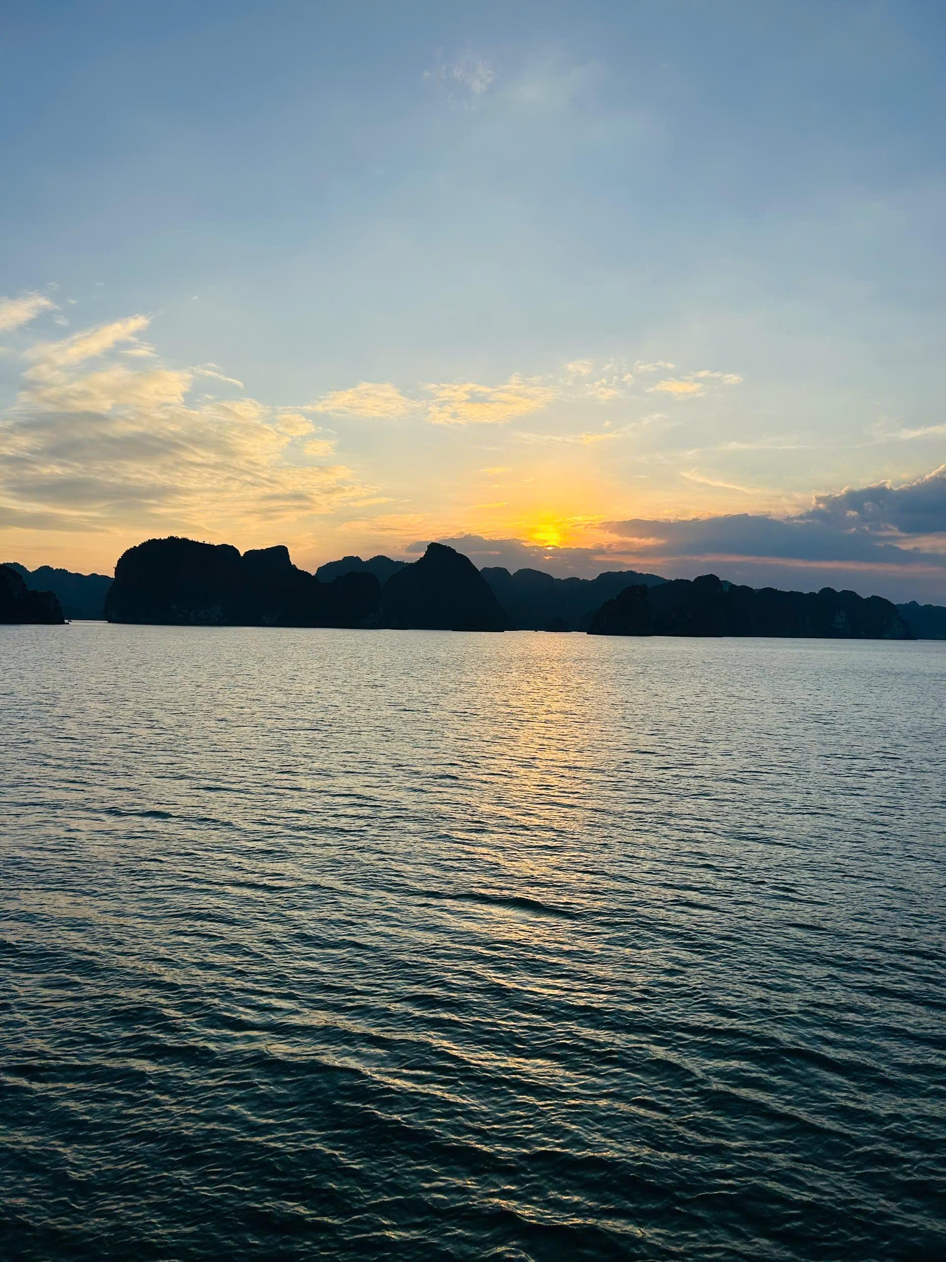 Ha Long Bay Full-Day Cruise: Caves, Kayaking & Scenic Views