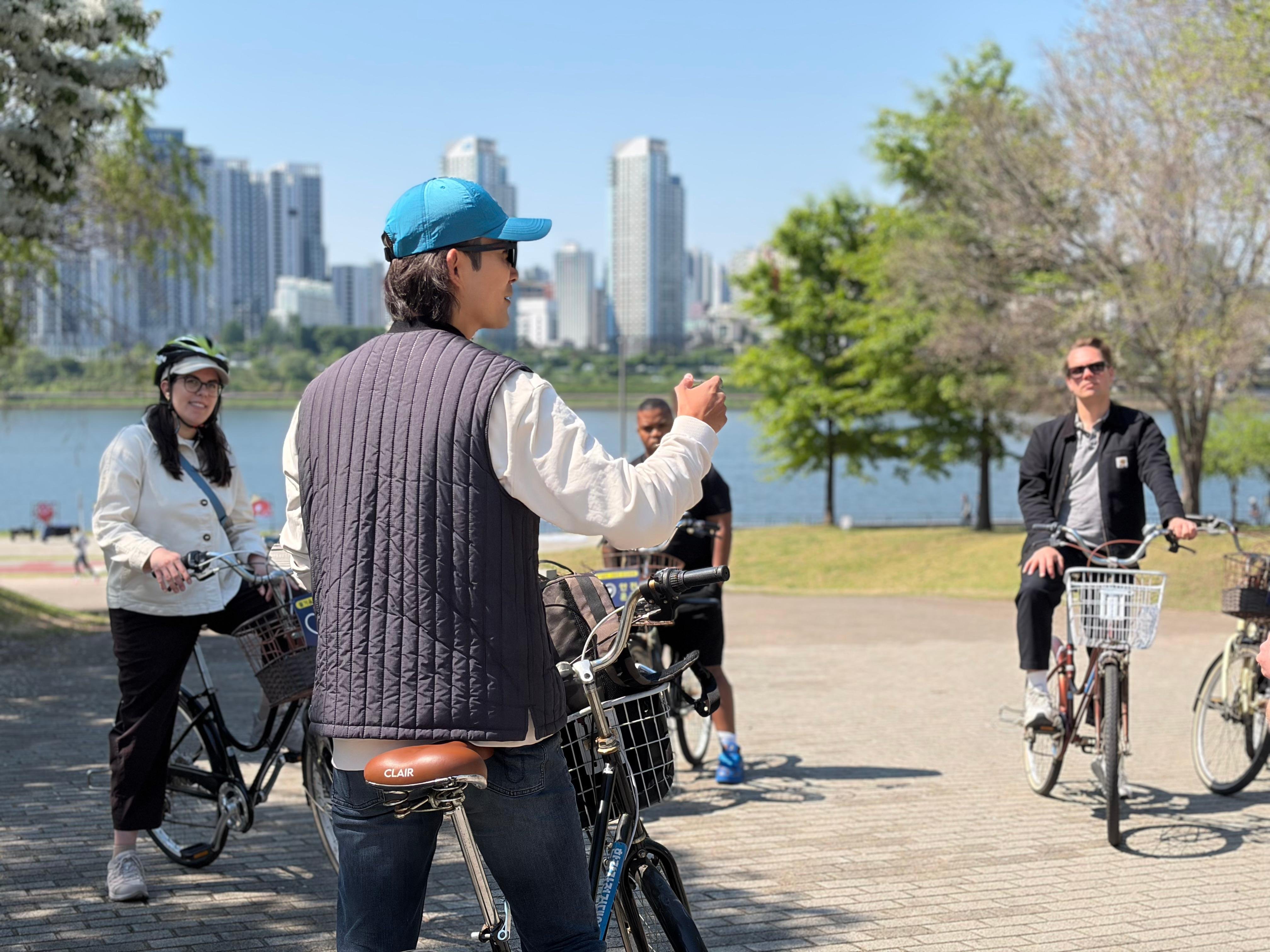 Seoul: Morning Bike Tour along the Han River