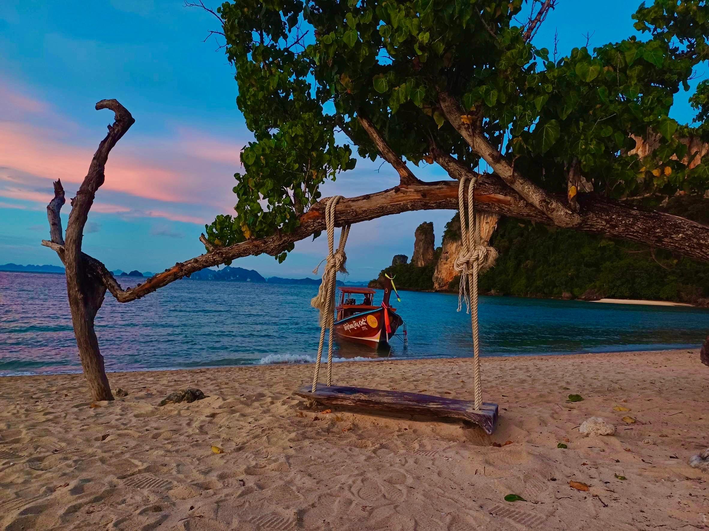 Krabi Hong Island Sunset & Bioluminescent Plankton Tour with BBQ Dinner