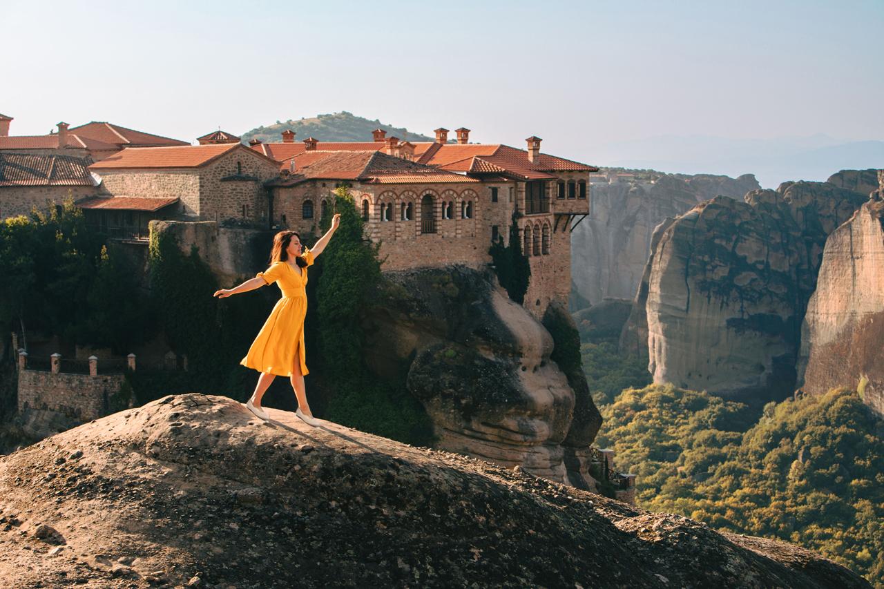 Athens to Meteora: Full-Day Monastery & Caves Tour with Lunch