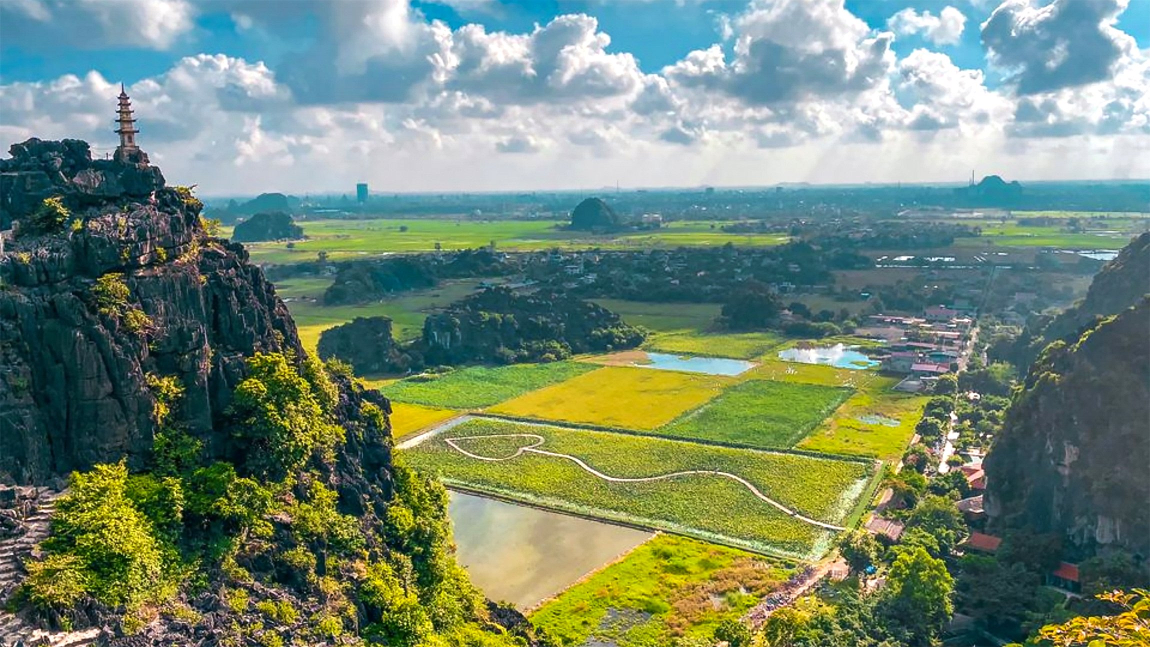 Hanoi to Ninh Binh: Hoa Lu, Tam Coc or Trang An & Mua Cave Day Tour