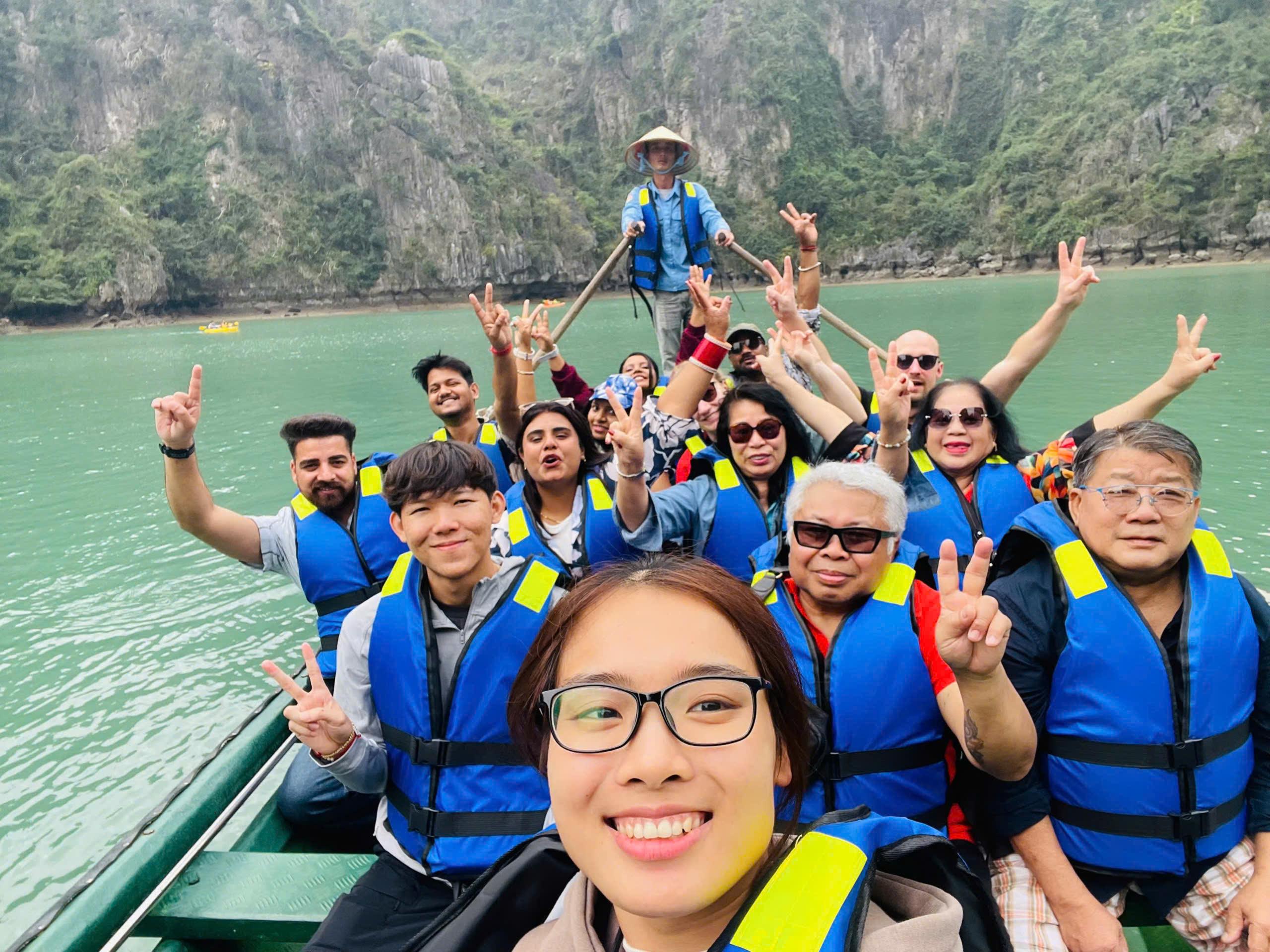 Luxury Ha Long Bay Day Cruise with Buffet & Kayaking