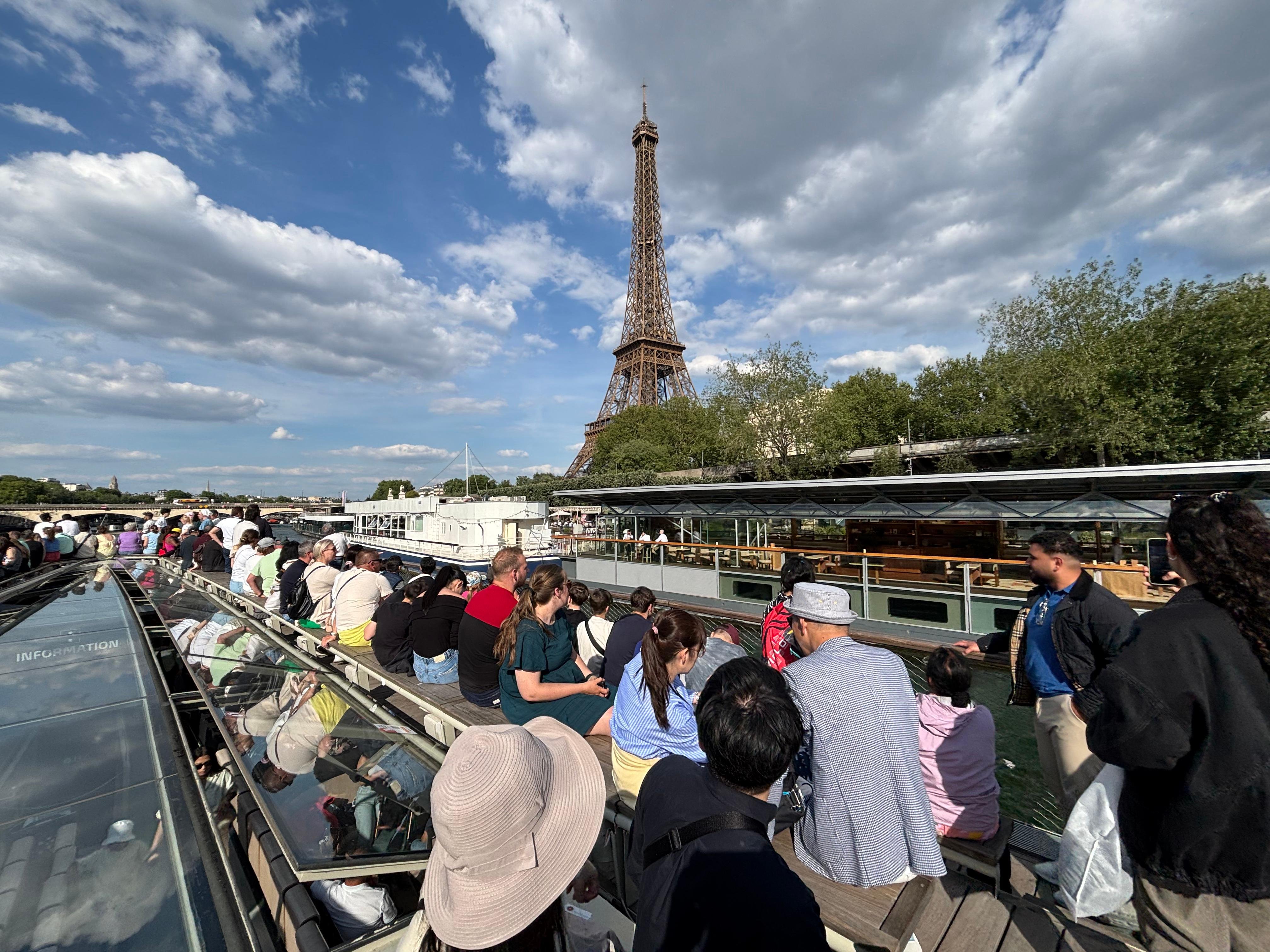 Paris: 1-Hour Seine River Sightseeing Cruise from the Eiffel Tower