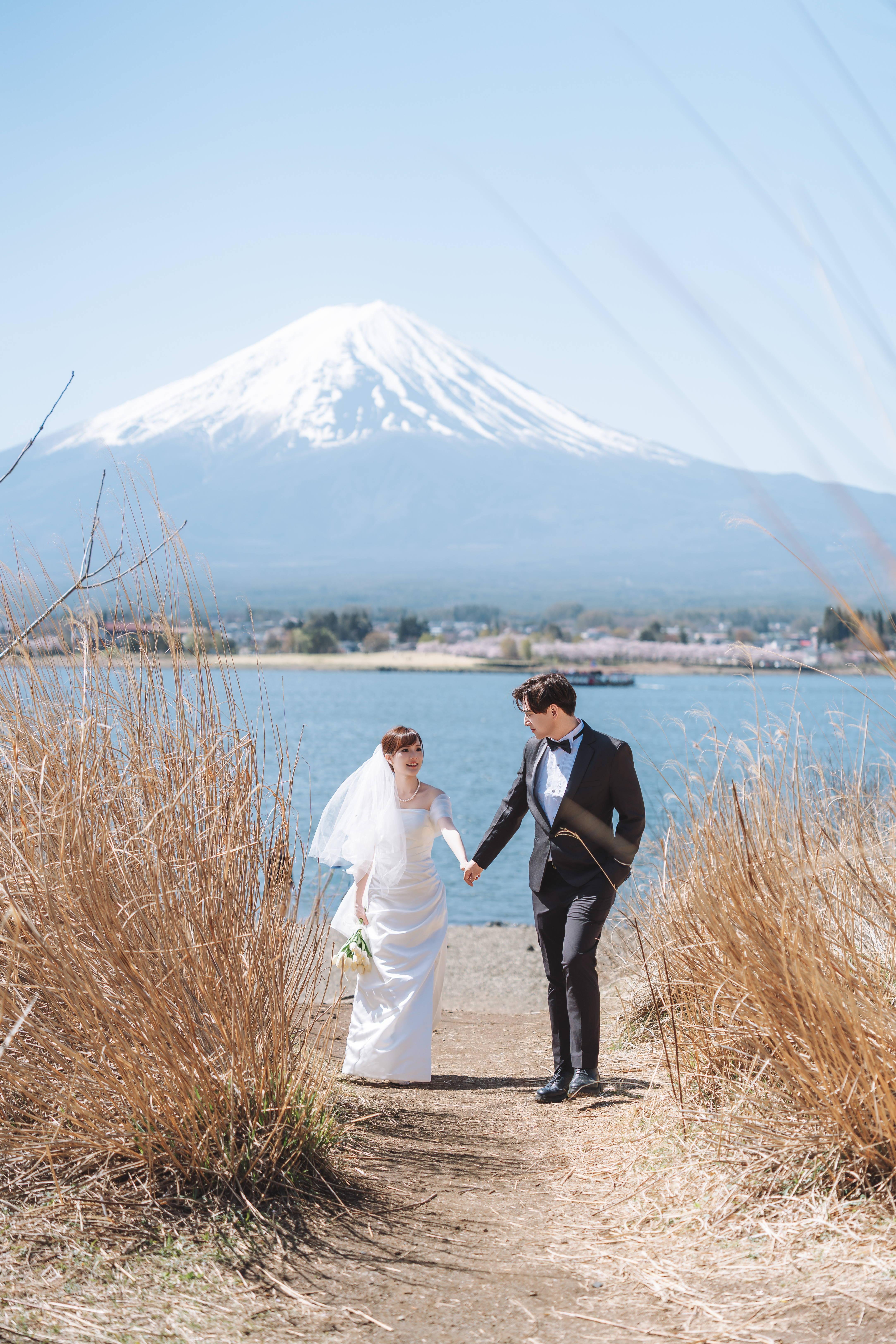 Tokyo: Private Mt. Fuji Couples Photoshoot with Hotel Pickup