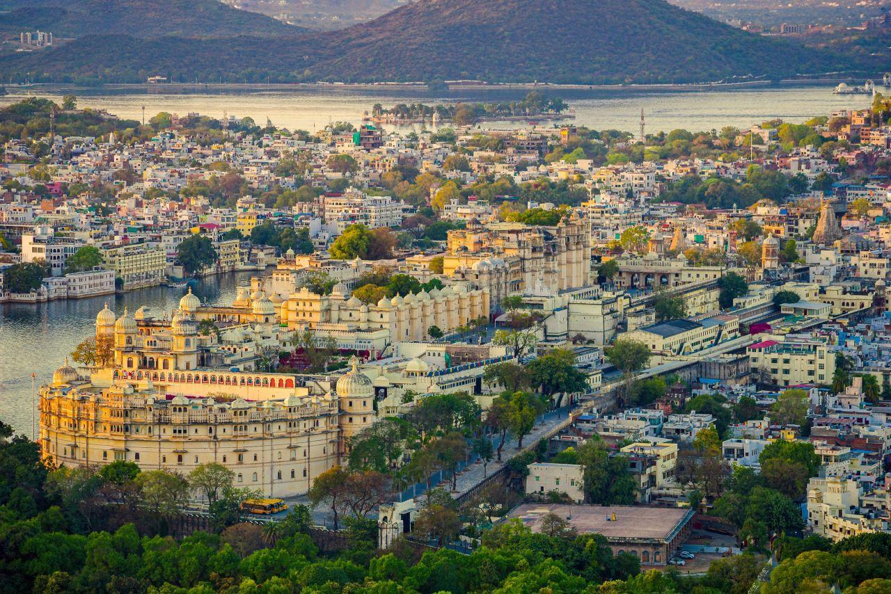 Udaipur Private City Palace, Lake Cruise & Cultural Dance Tour