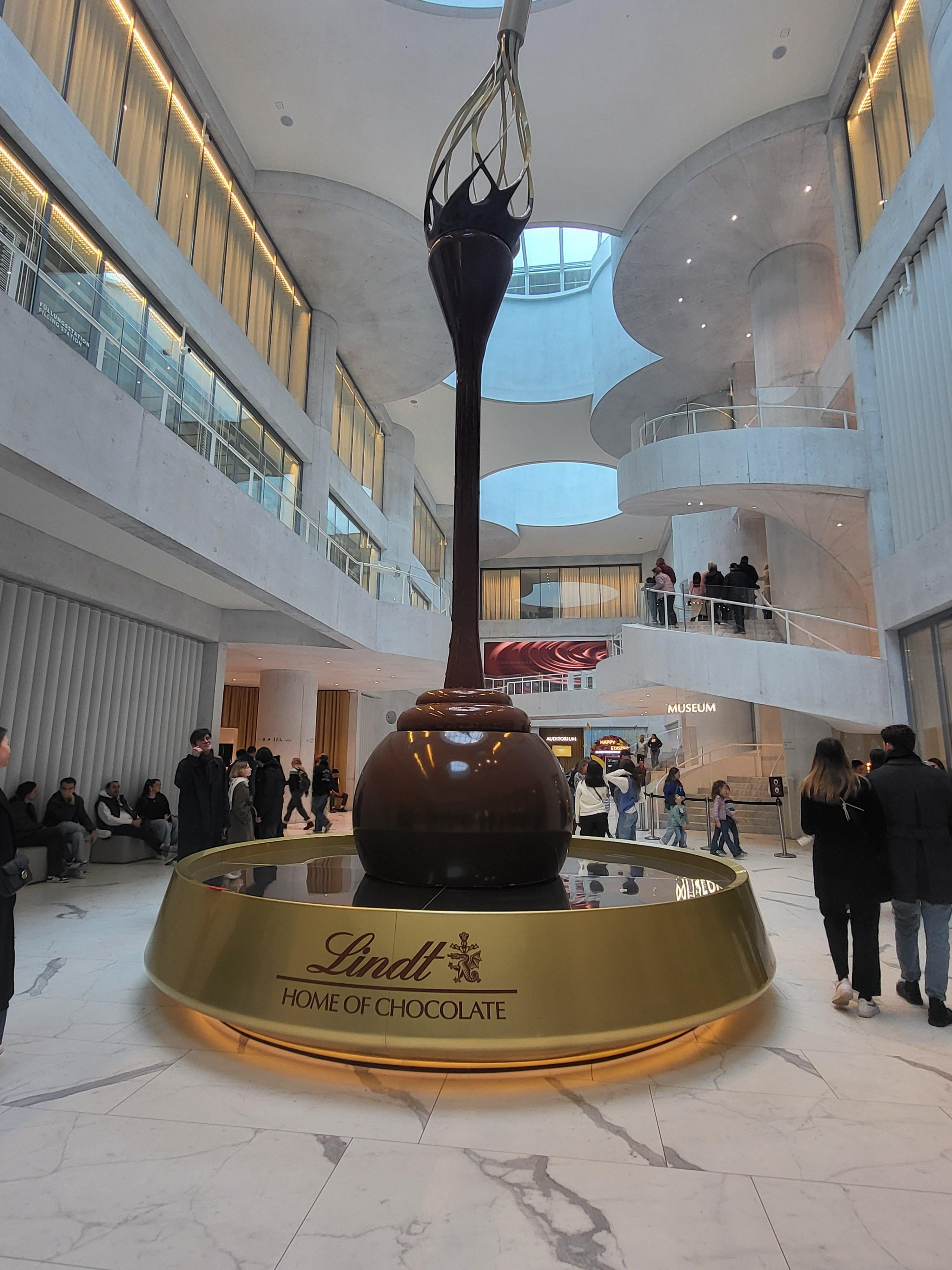 Zurich Private Tour: Historic Center, Lake Cruise & Lindt Chocolate Museum