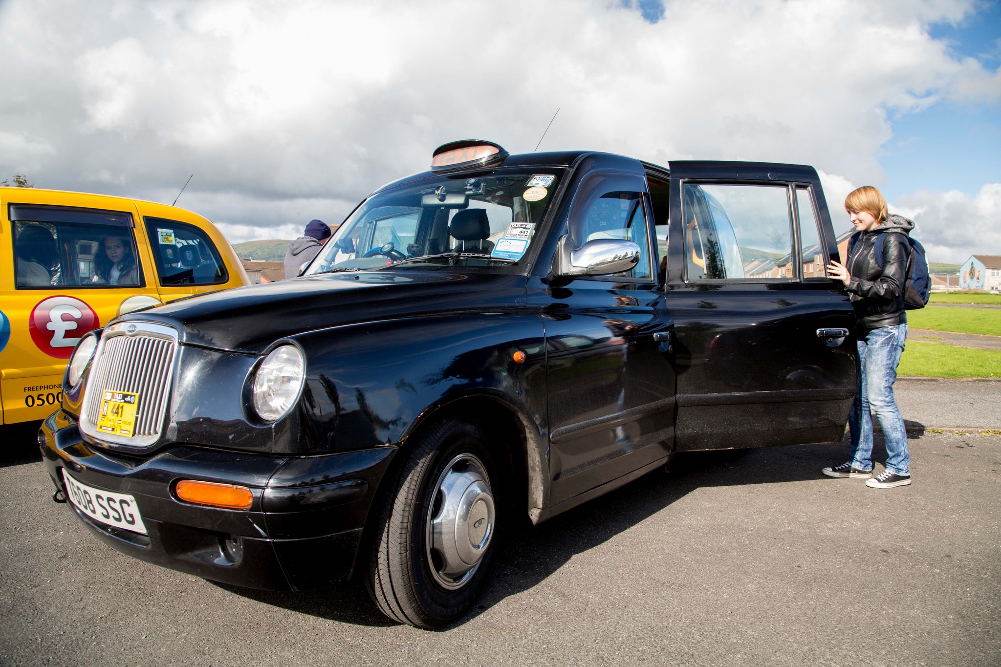 Dublin: Belfast (Titanic or Taxi), Dunluce & Causeway Trip