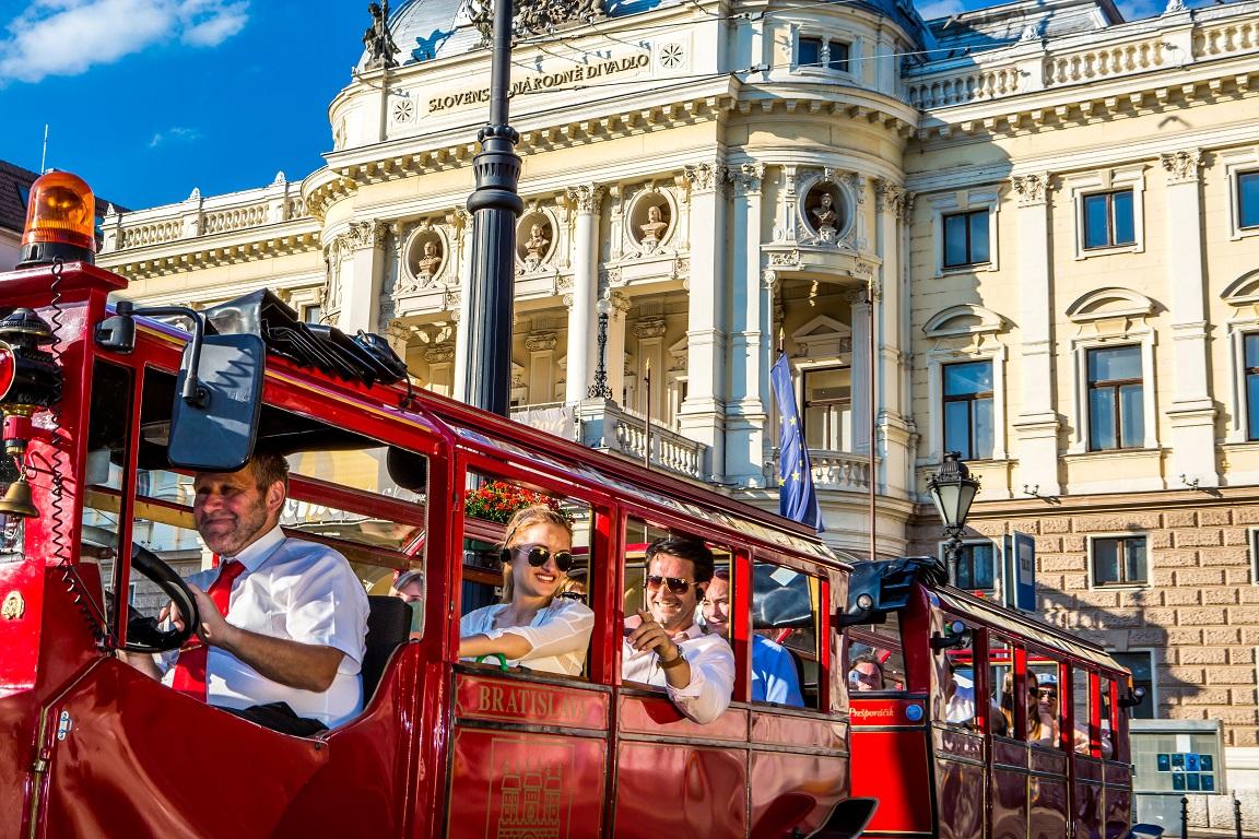 Bratislava Oldtimer Sightseeing Bus Tour