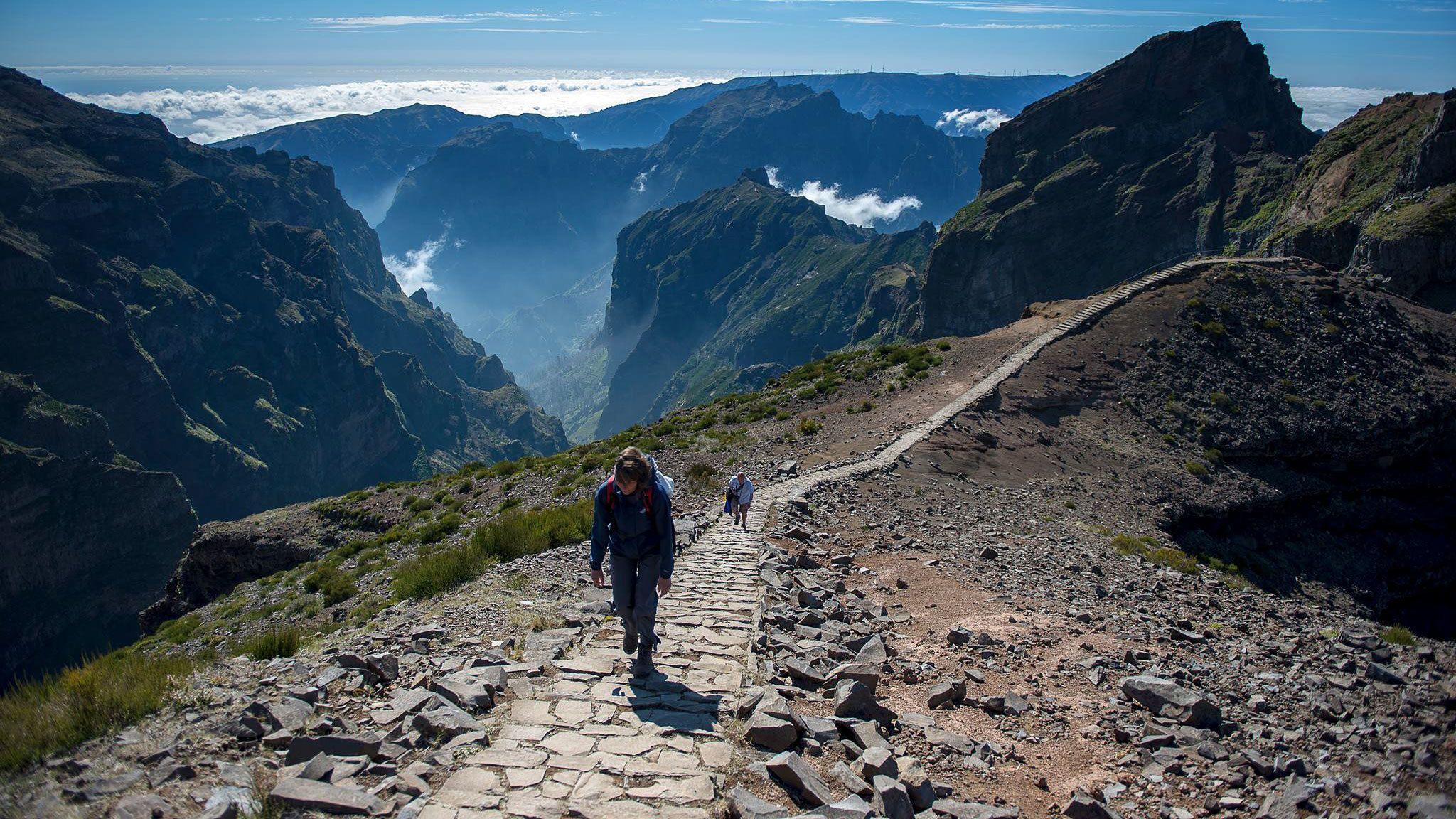 Pico Arieiro to Pico Ruivo Summit Hike