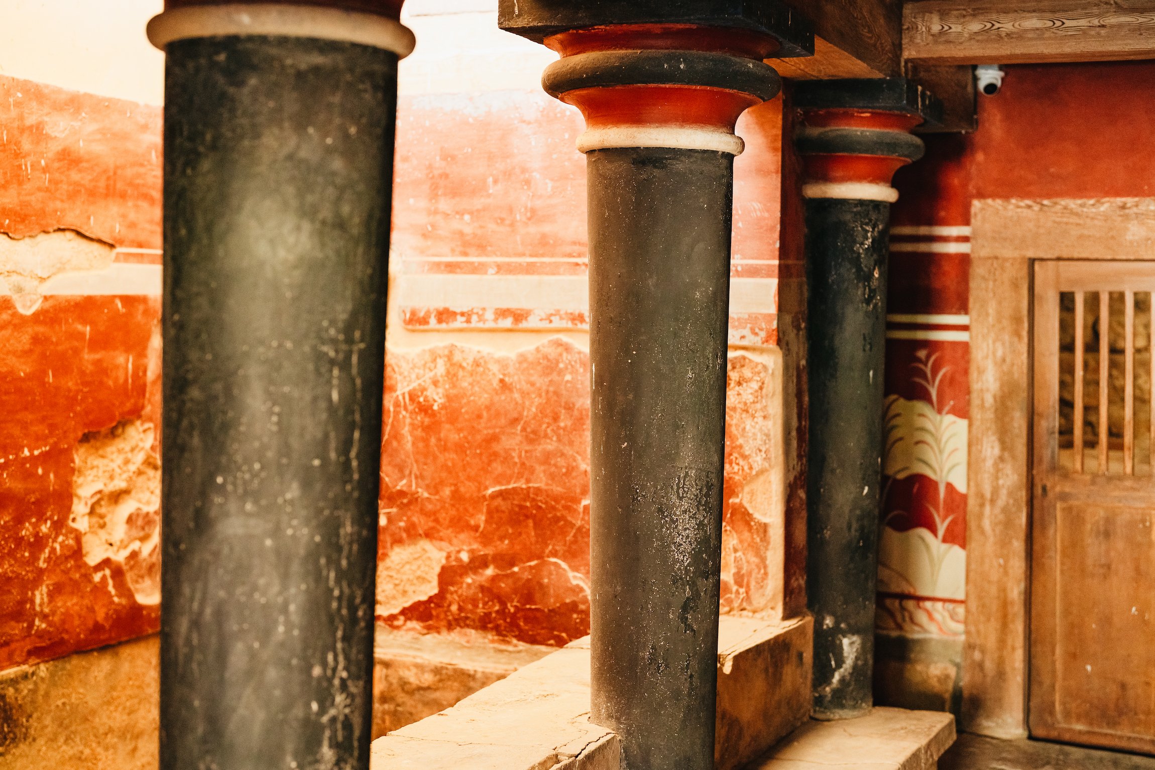 Knossos Palace guided tour Crete — Minoan throne room, grand staircase, bull-leaping frescoes, central court — image 11