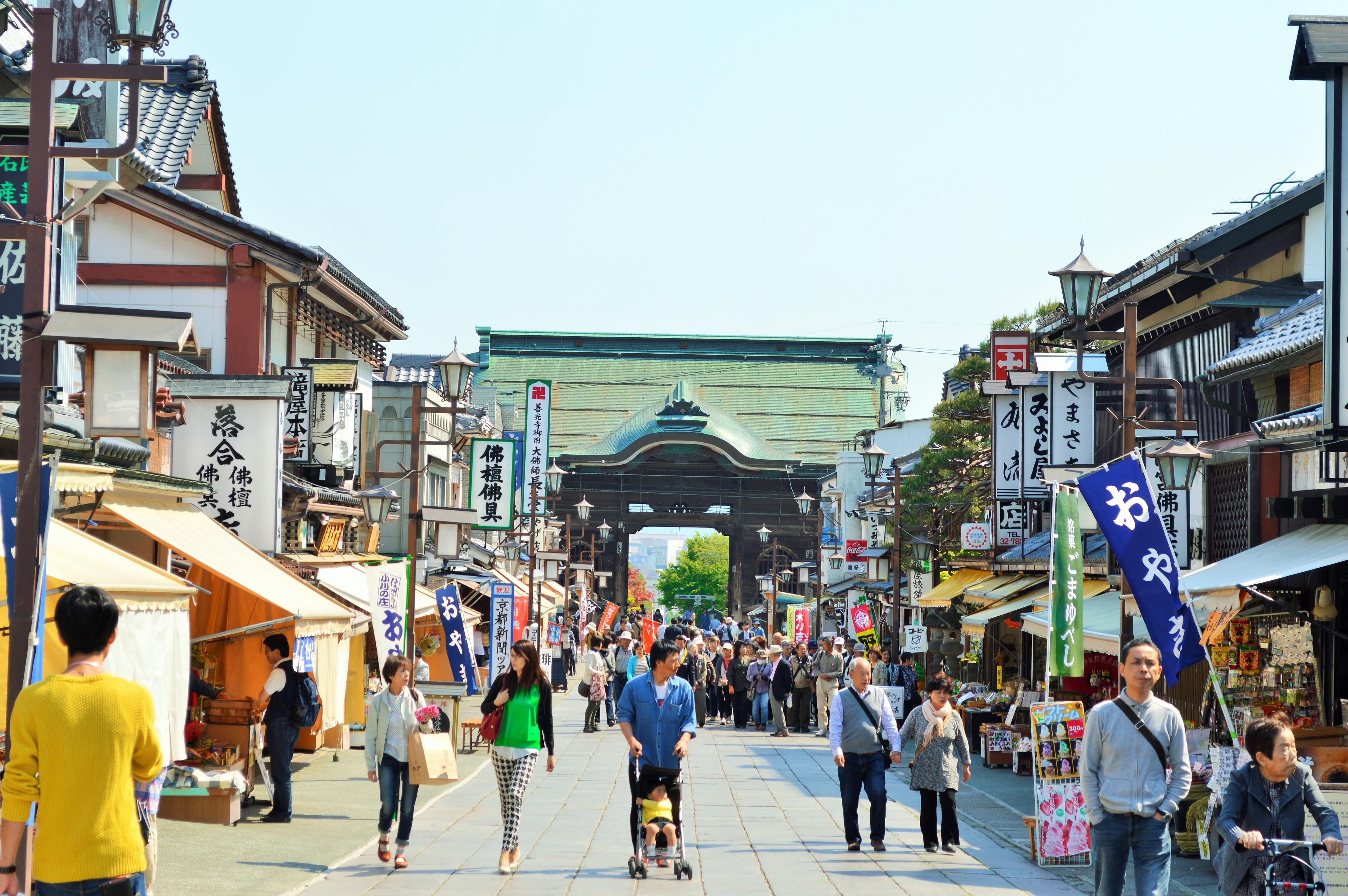 Nagano Snow Monkeys, Zenkoji Temple & Sake Day Tour