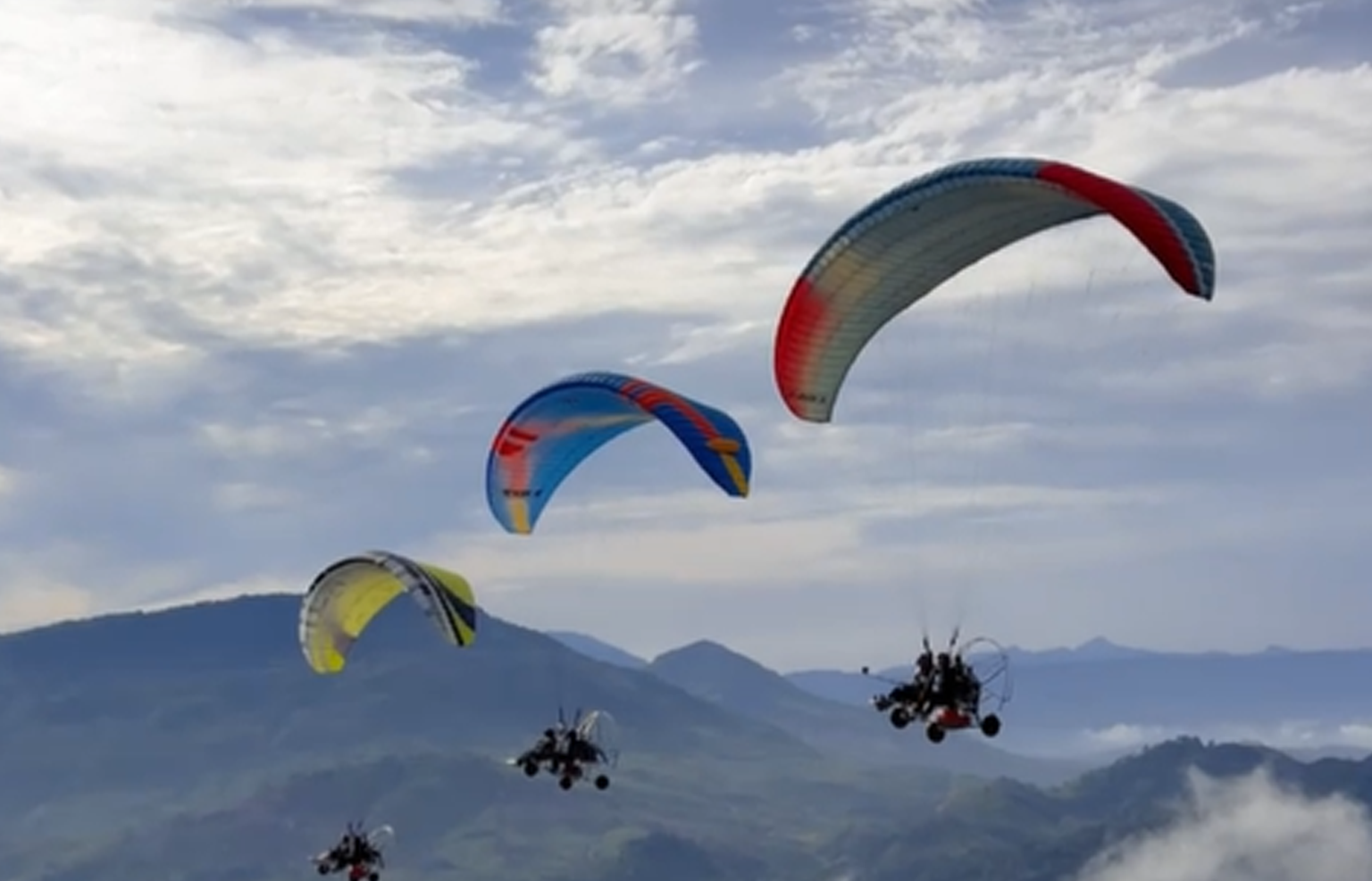 Vang Vieng Sky Adventure: Balloon & Paragliding Combo