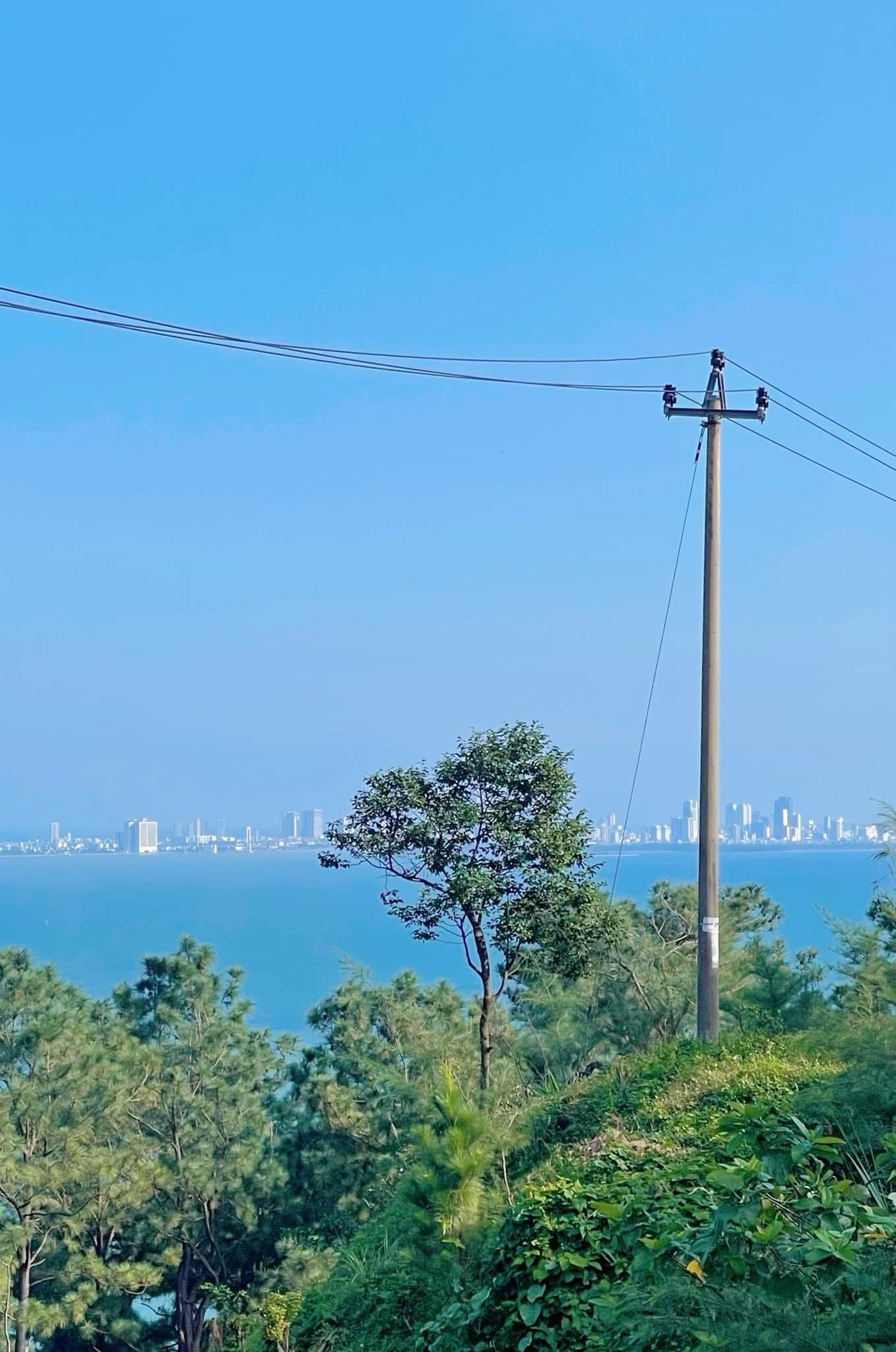 Hue Imperial City & Hai Van Pass Private Rail Tour