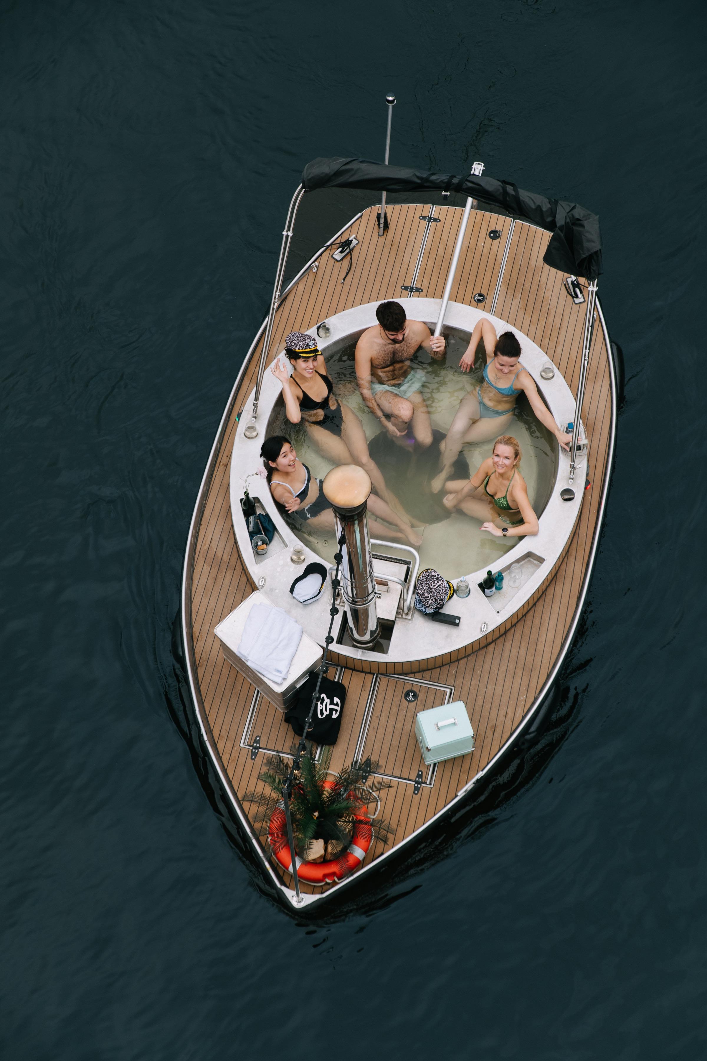 Private Floating Hot Tub Boat in Berlin