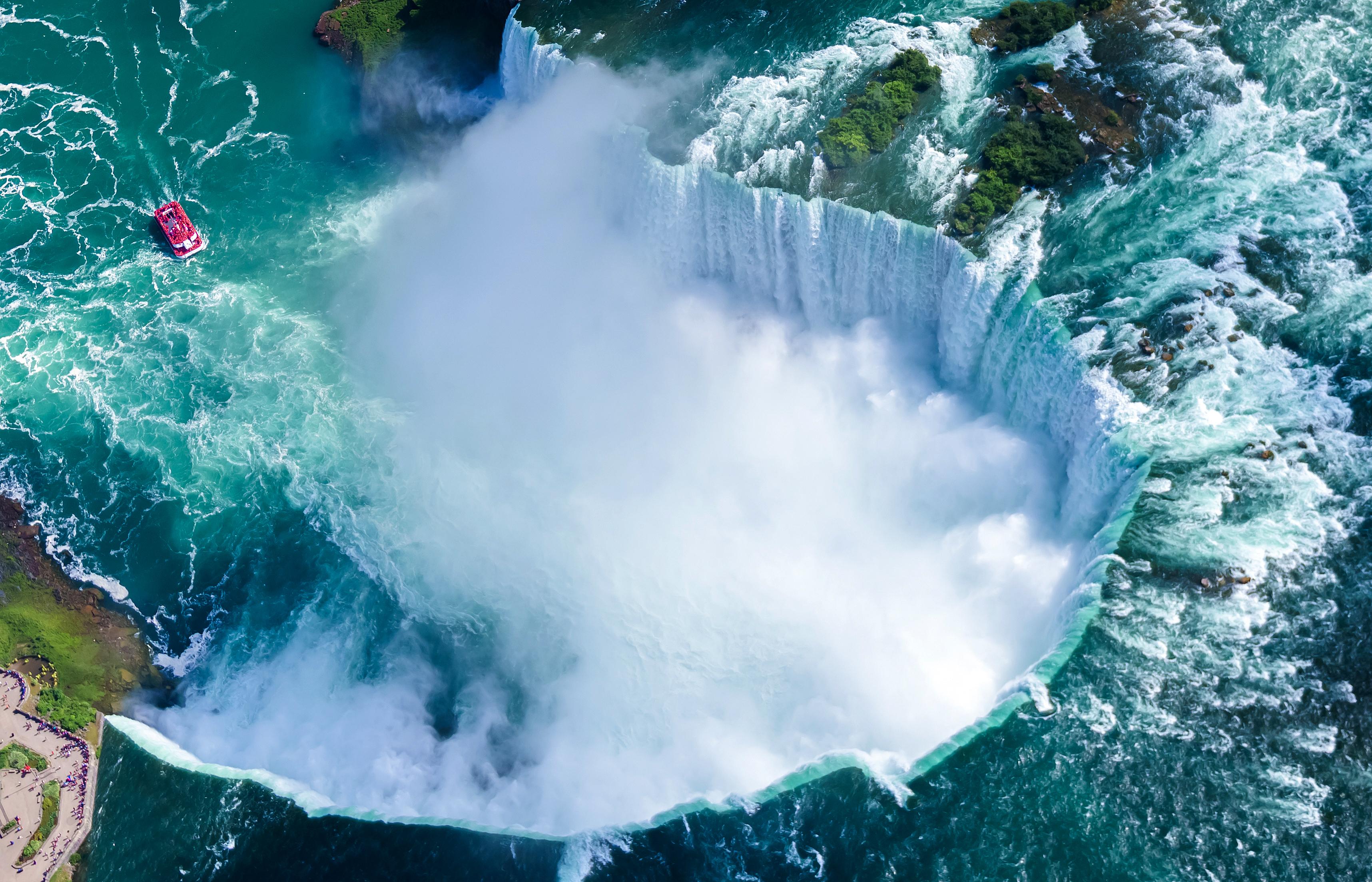 Toronto, Niagara Falls & Thousand Islands 2-Day Tour from Montreal