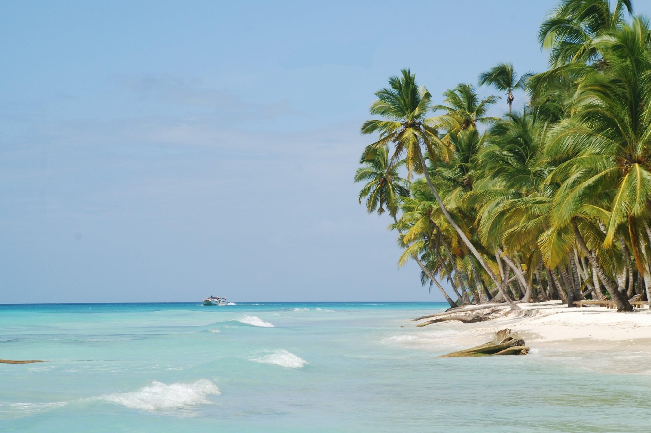 Saona Island Catamaran Day Trip from Punta Cana – Open Bar & Buffet