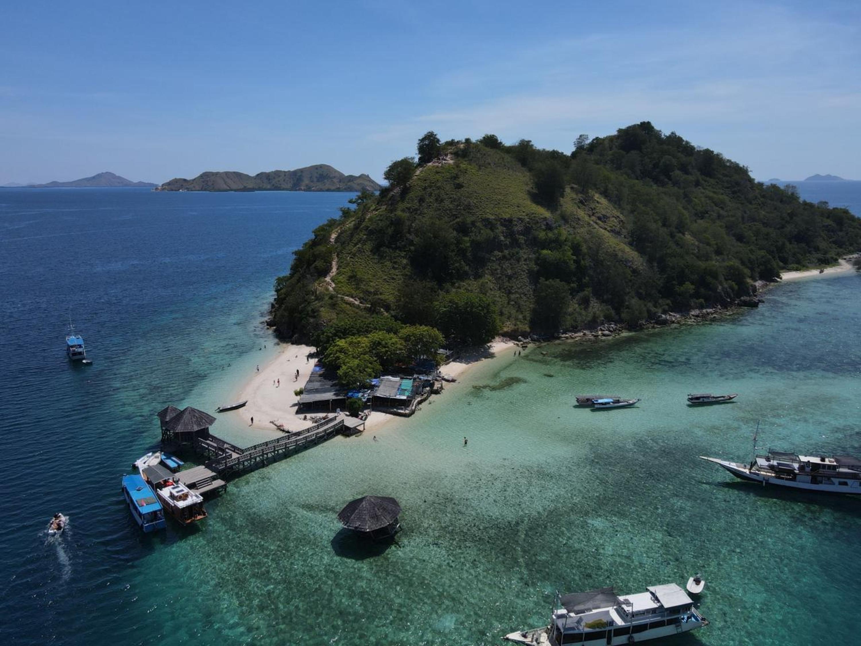 Labuan Bajo: 3-Day Komodo Island & Pink Beach Boat Tour