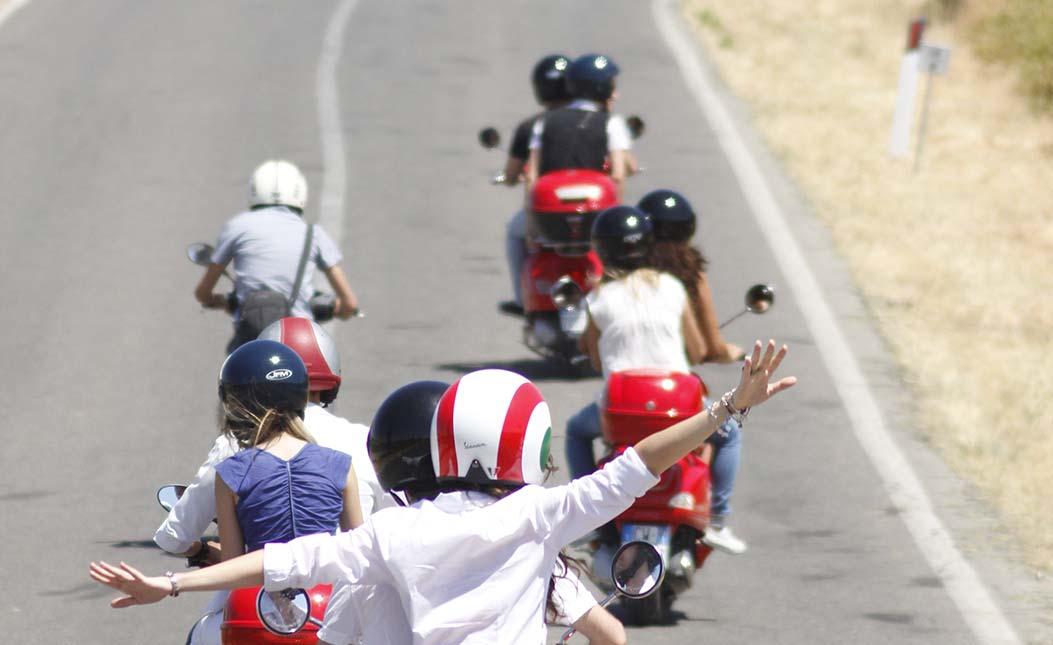 Tuscany vespa tour passenger no licence e-car Chianti — image 6