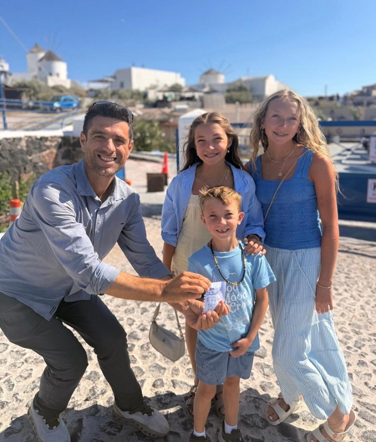 Private Santorini Tour with Local Driver-Guide