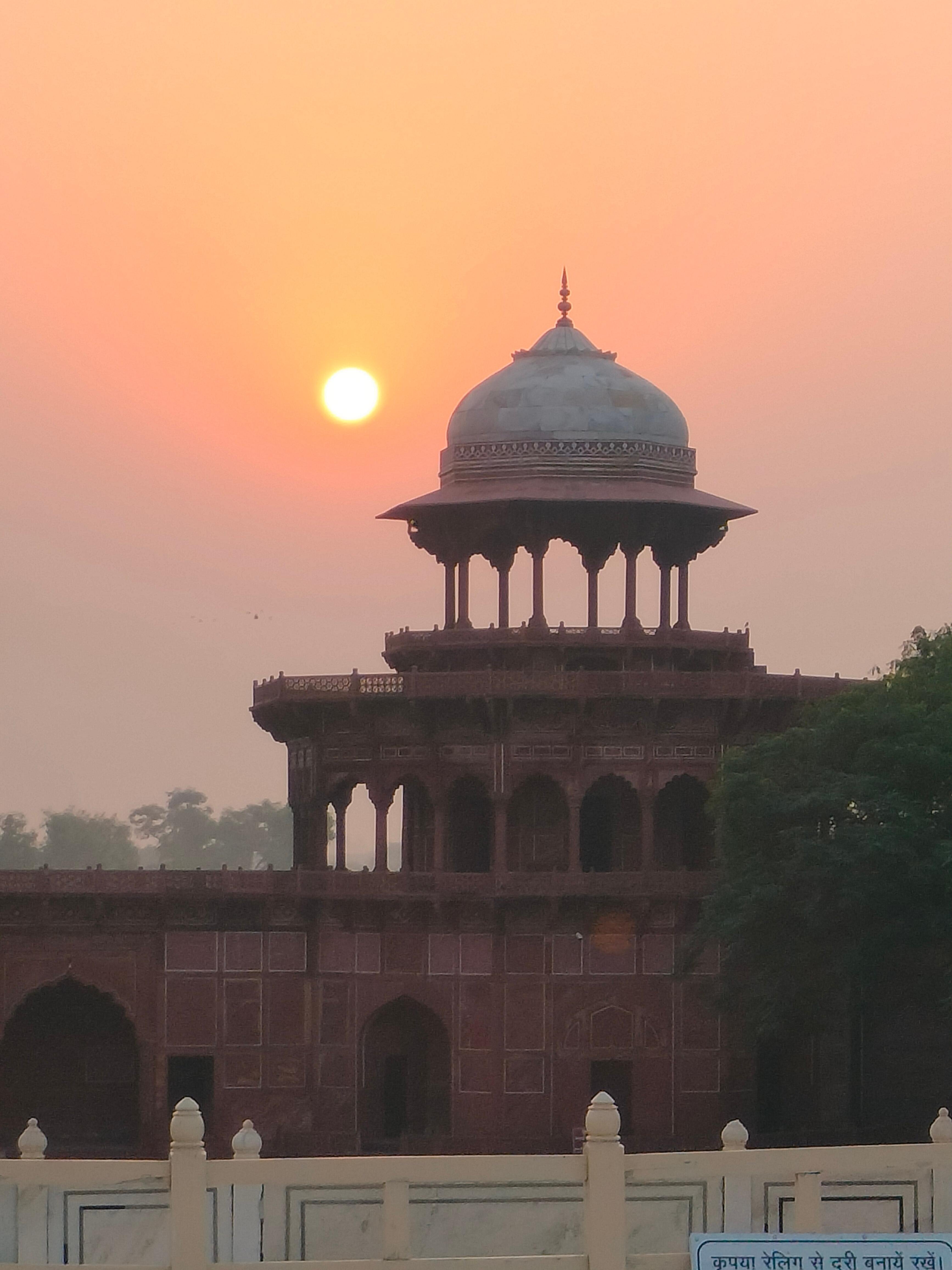 Taj Mahal Guided Tour with Traditional Saree or Kurta Experience