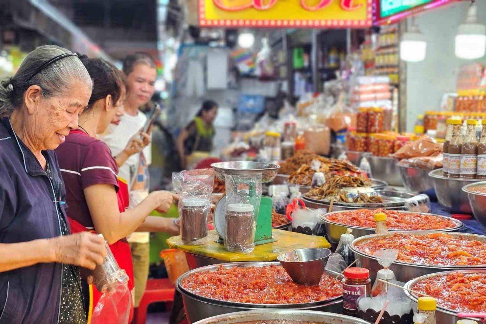 Hue Imperial City & Dong Ba Market Guided Walking Tour