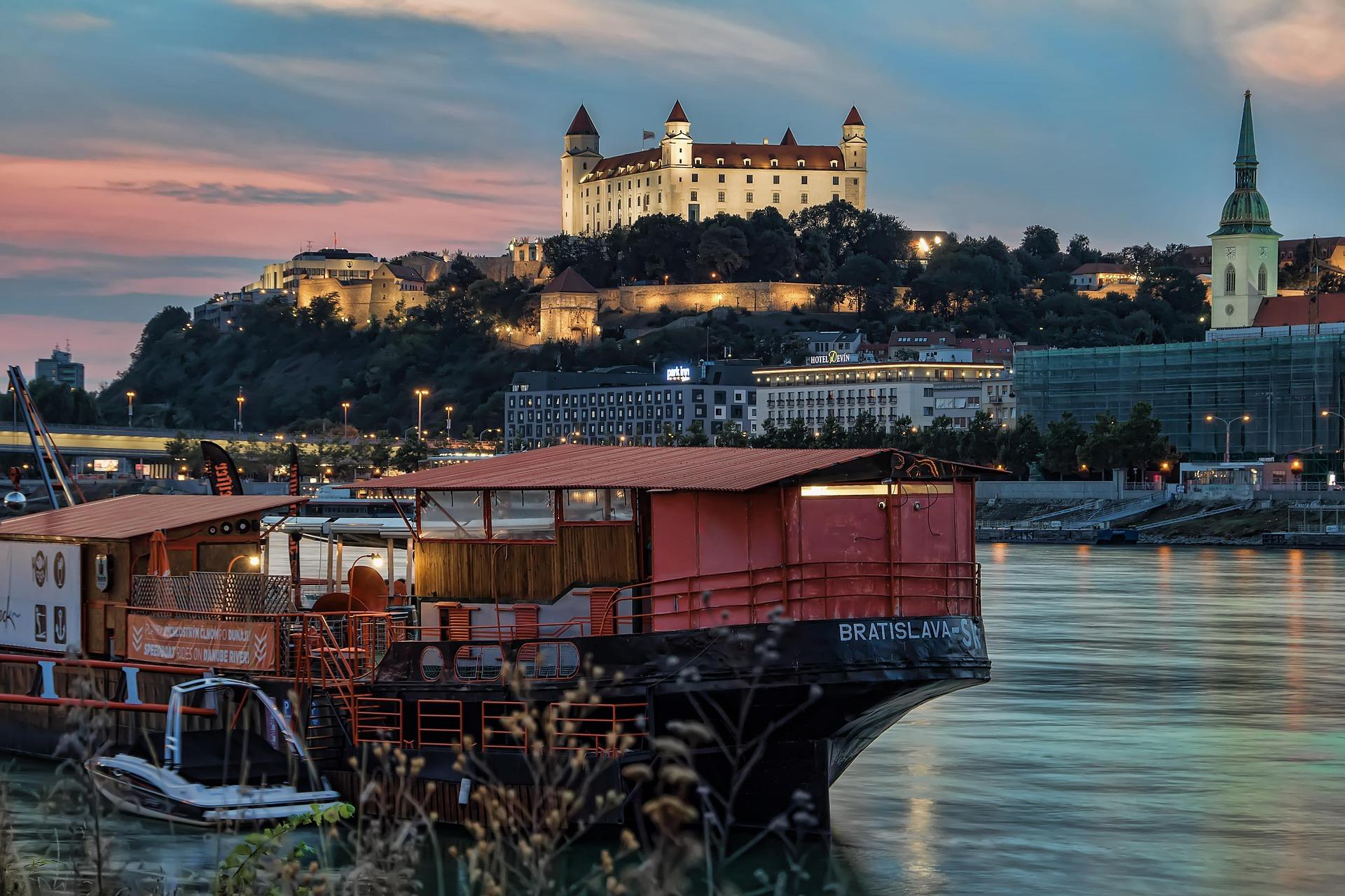 Private Budapest to Vienna Transfer with Sightseeing Stops