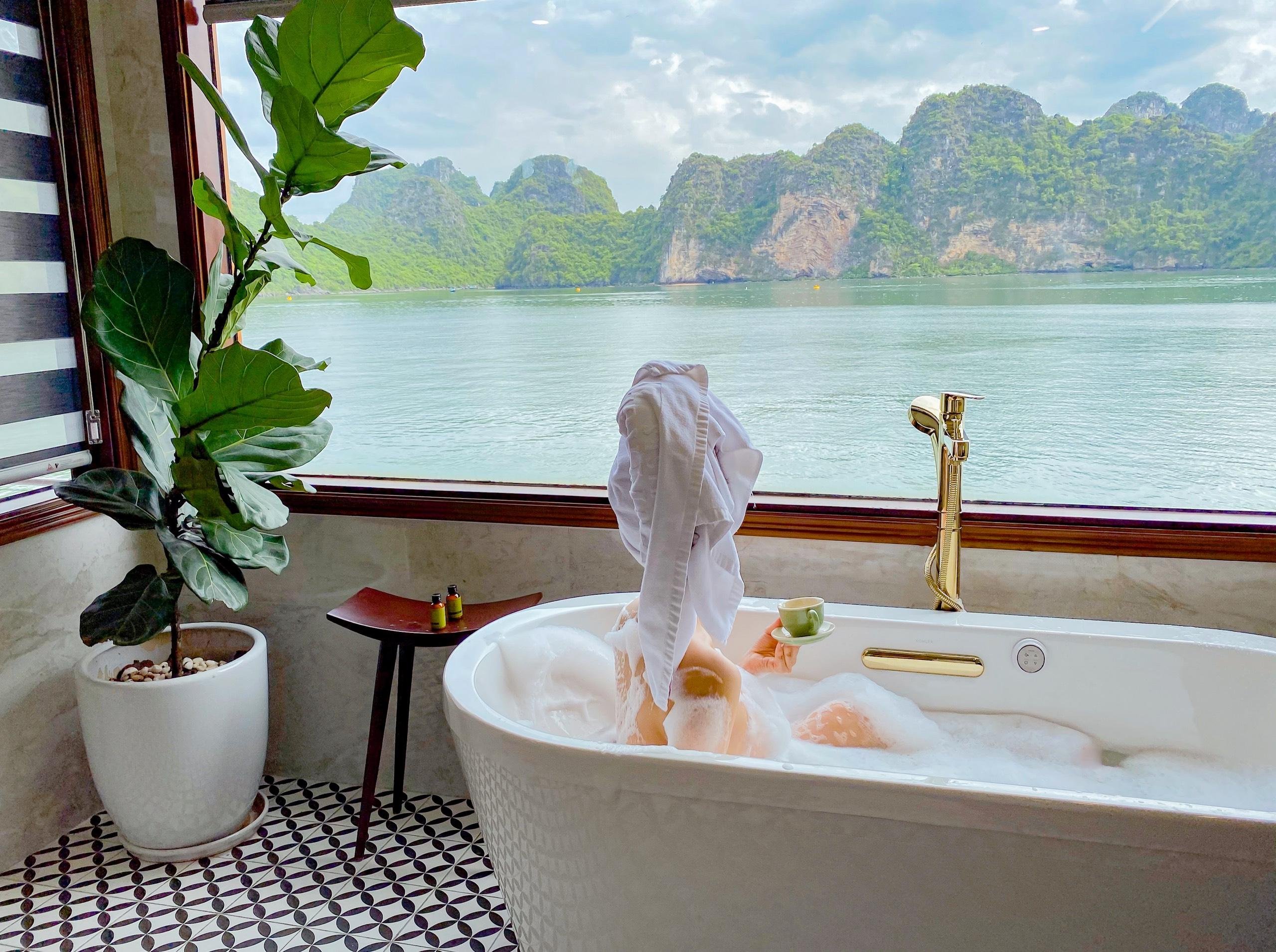 Hanoi: 2-Day Lan Ha & Halong Bay 5-Star Cruise with Private Balcony