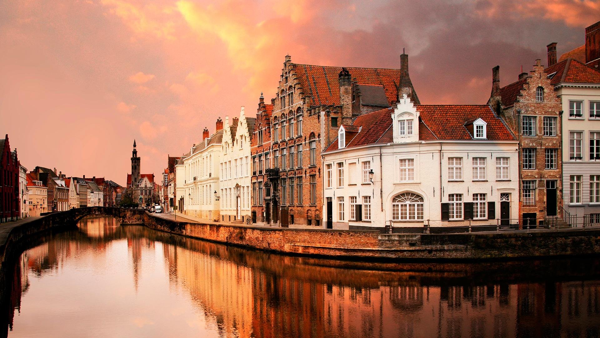 Bruges Day Trip from Amsterdam with Optional Canal Cruise & Beer Tasting
