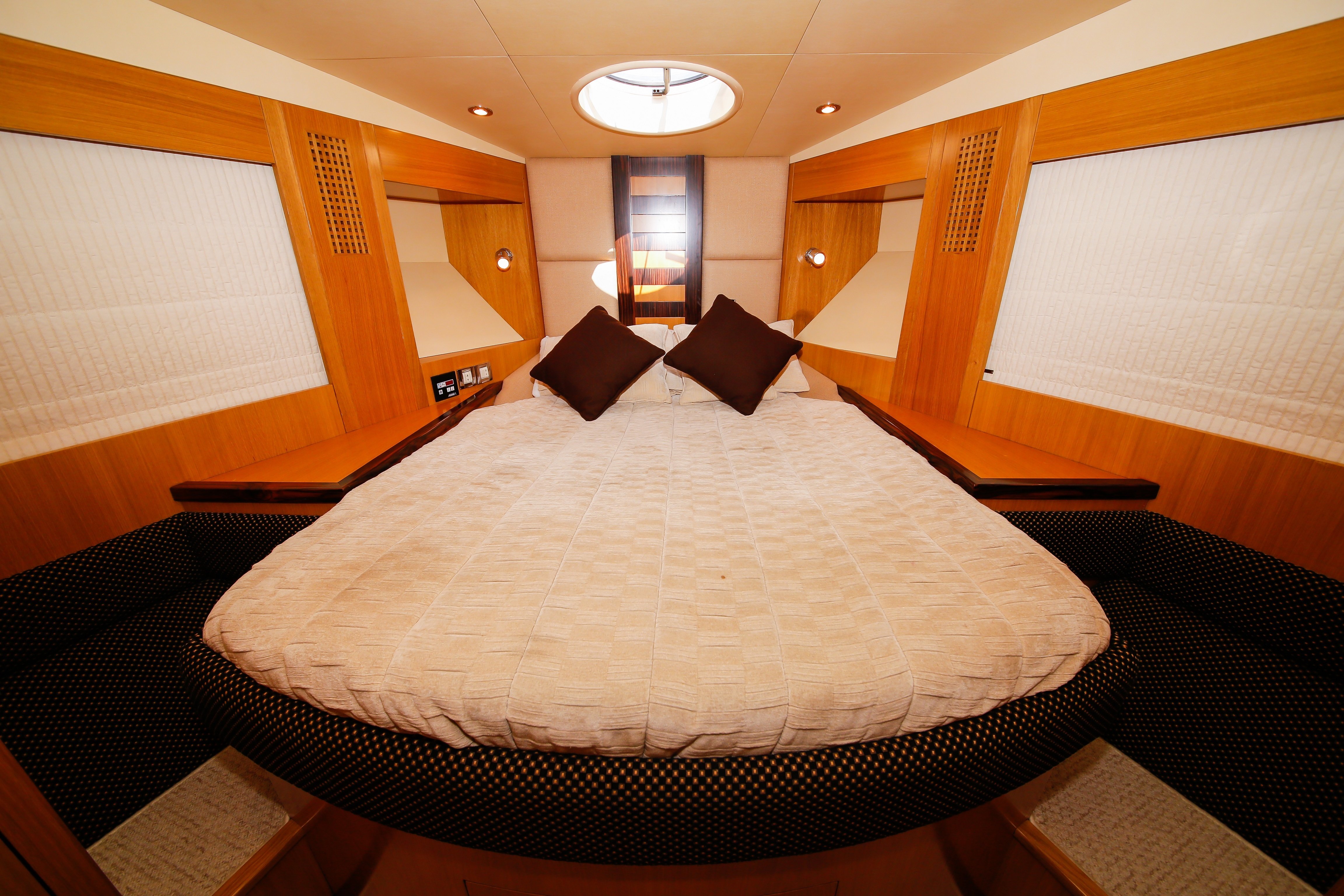Dubai Luxury Yacht Cruise: Palm Jumeirah & Burj Al Arab