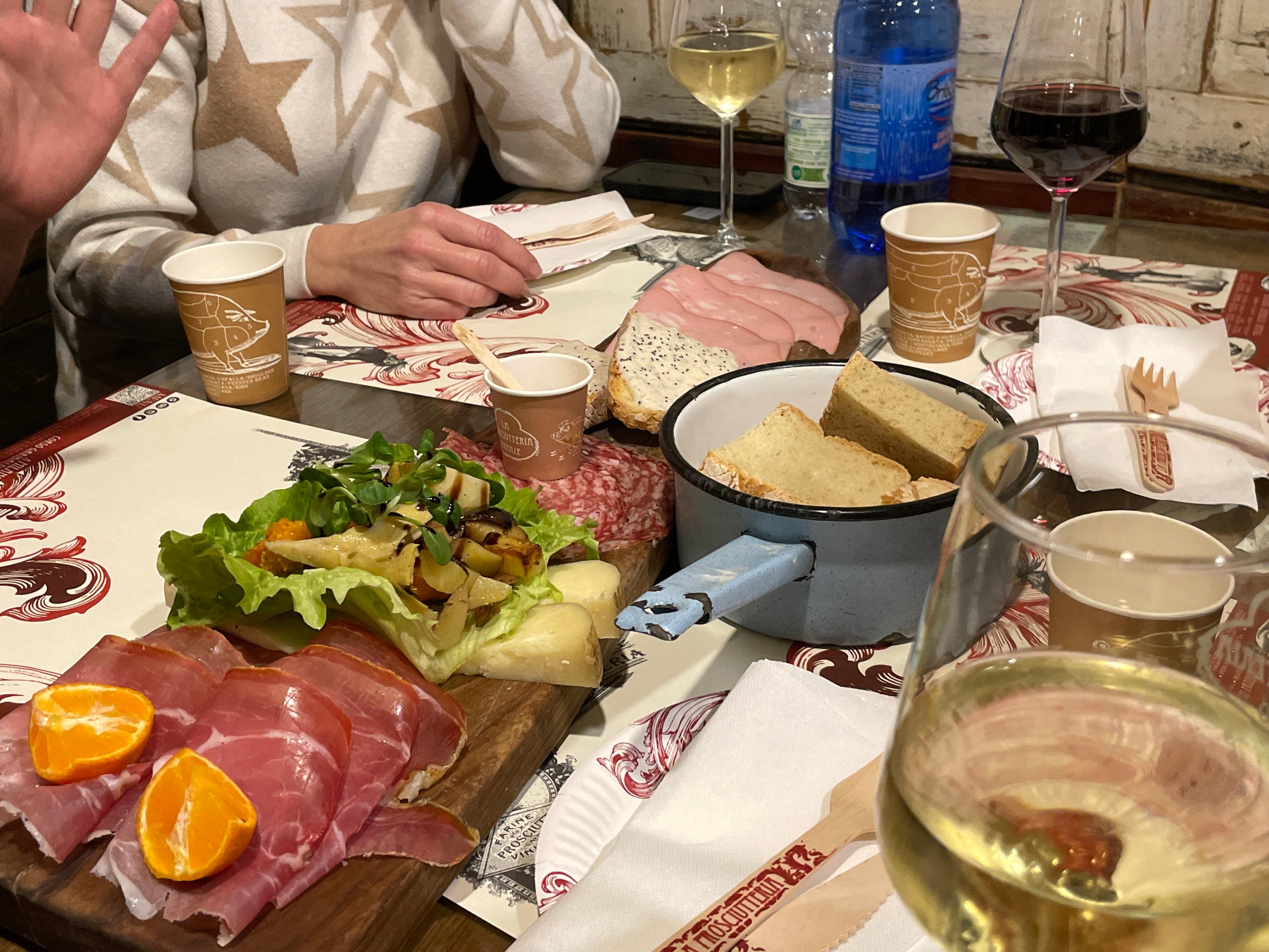 Milan History & Street Food Walk with Wine