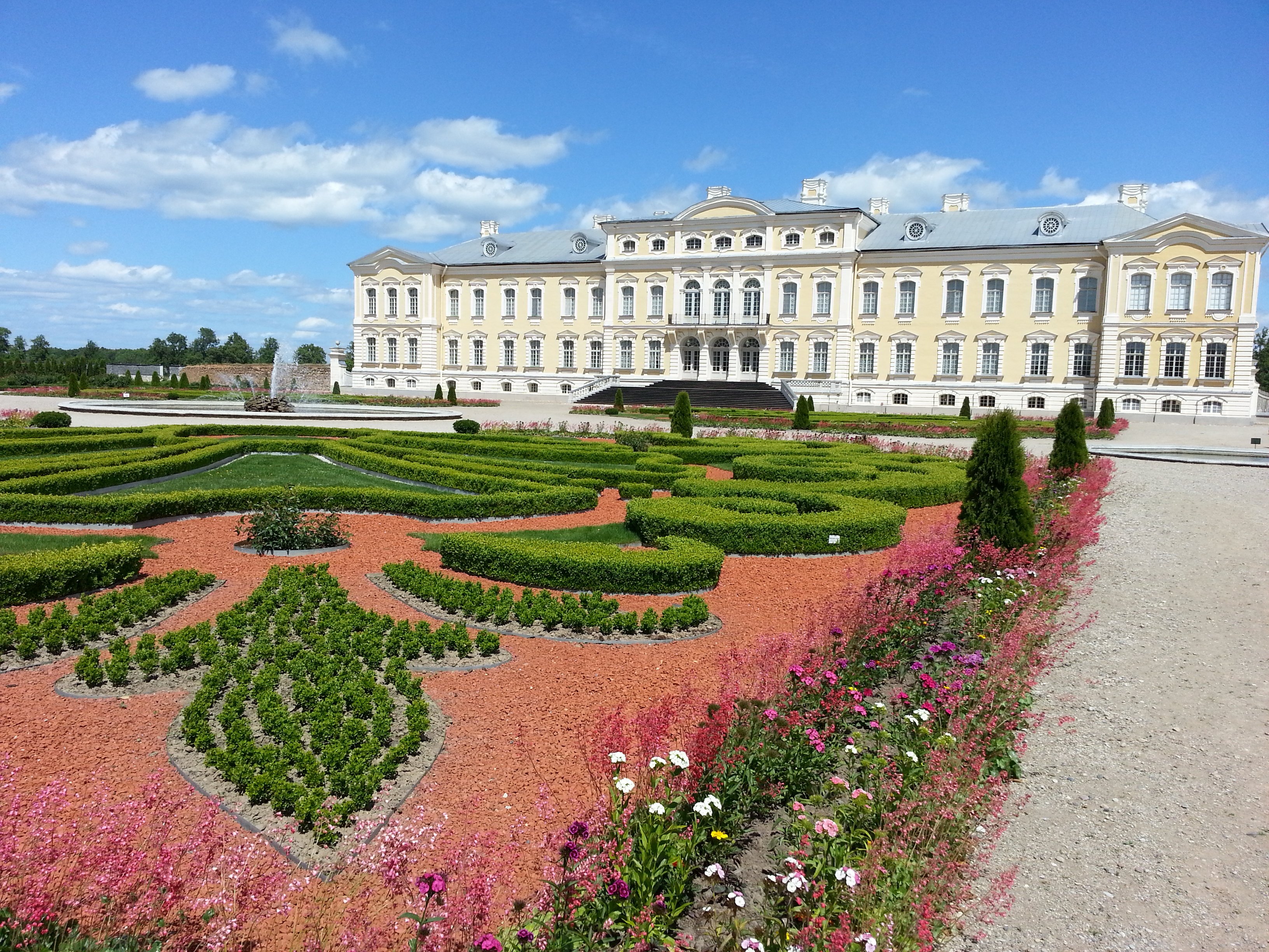 Vilnius to Riga Transfer via Hill of Crosses & Rundale Palace