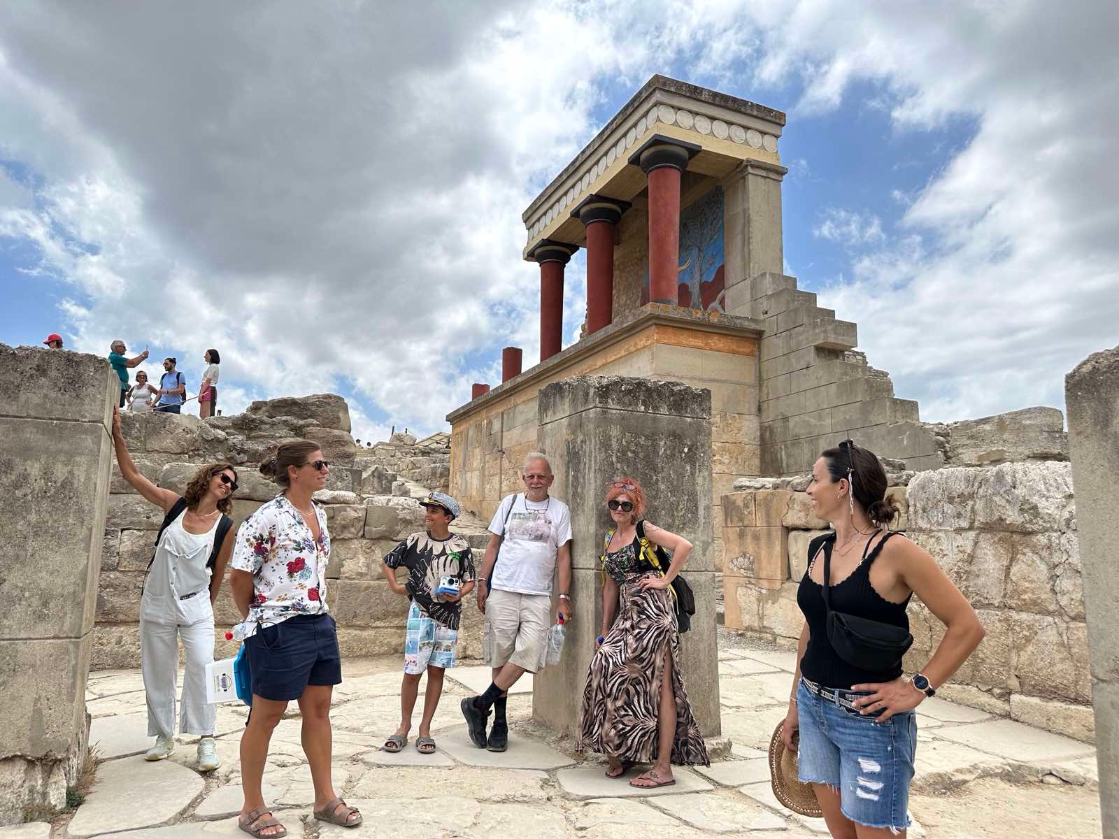 Knossos Palace guided tour Crete — Minoan throne room, grand staircase, bull-leaping frescoes, central court — image 2