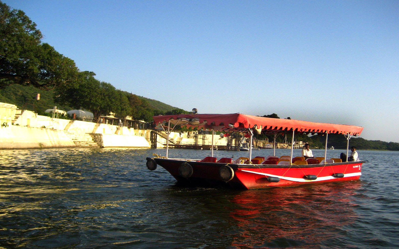 Udaipur Private Day Tour: Palaces, Temples & Boat Cruise