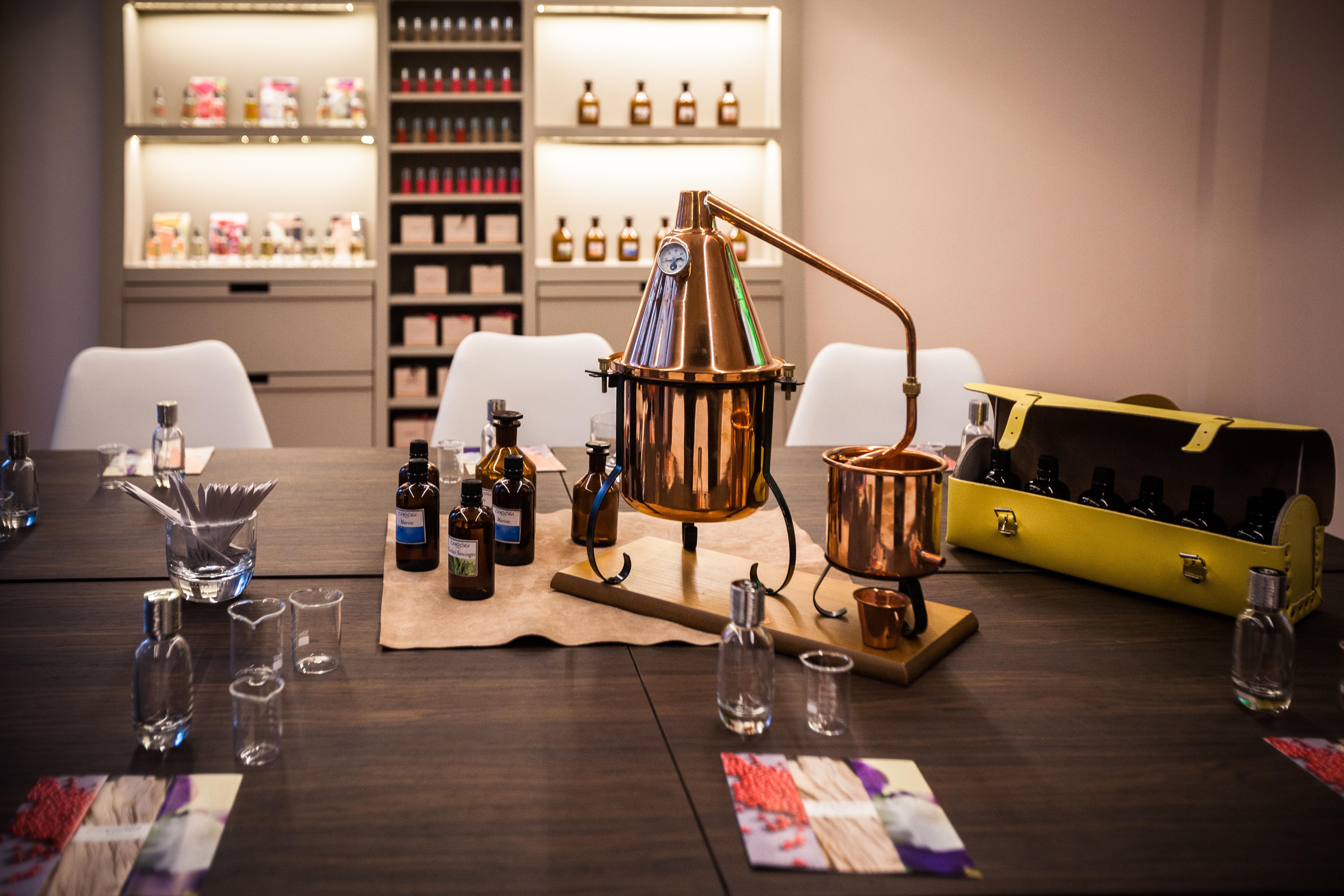 Paris perfume workshop — Le Marais atelier and signature scent creation — image 1