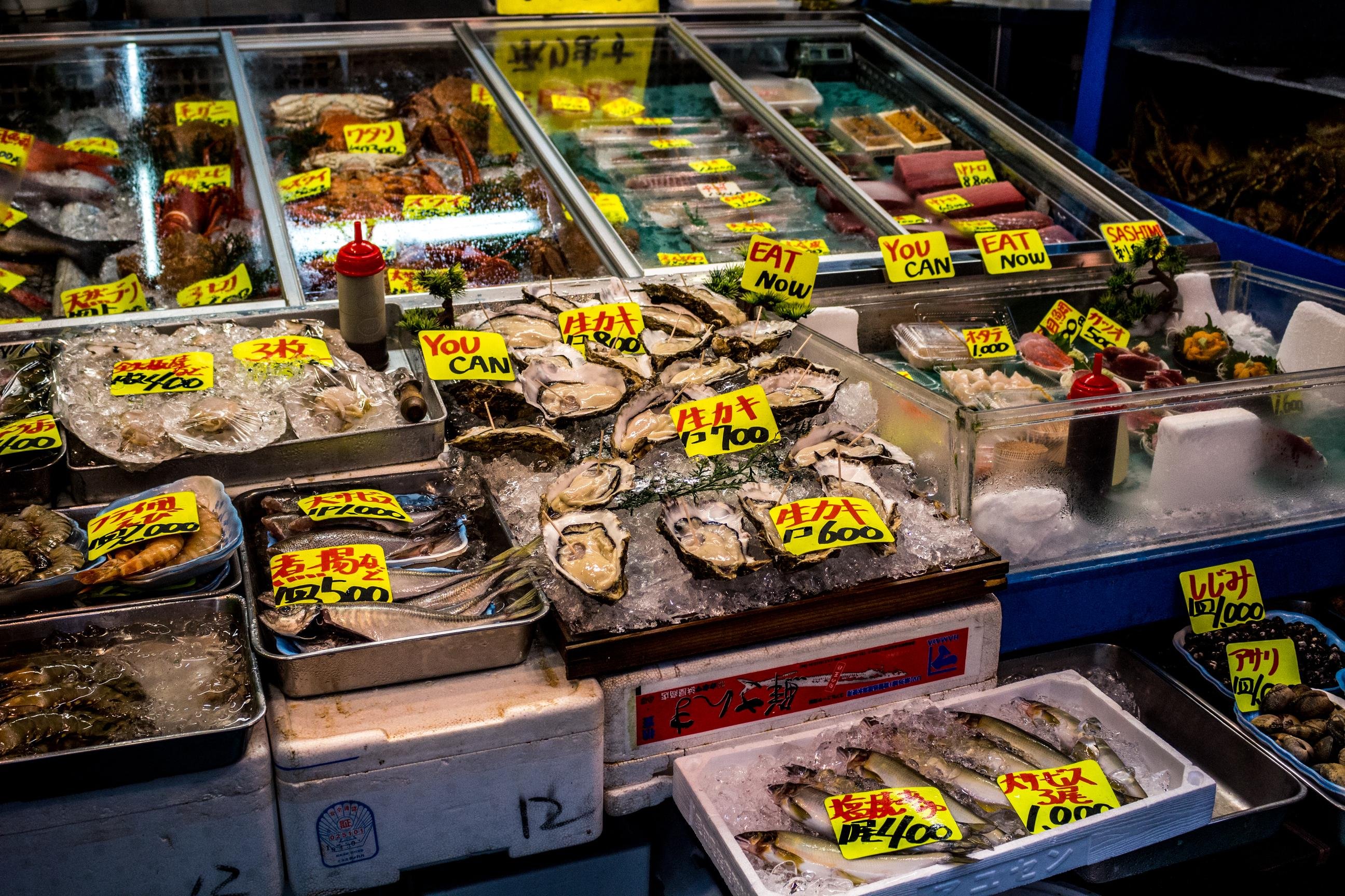 Tsukiji fish market tour — outer market stalls, street food and Tsukiji Hongwanji — image 5